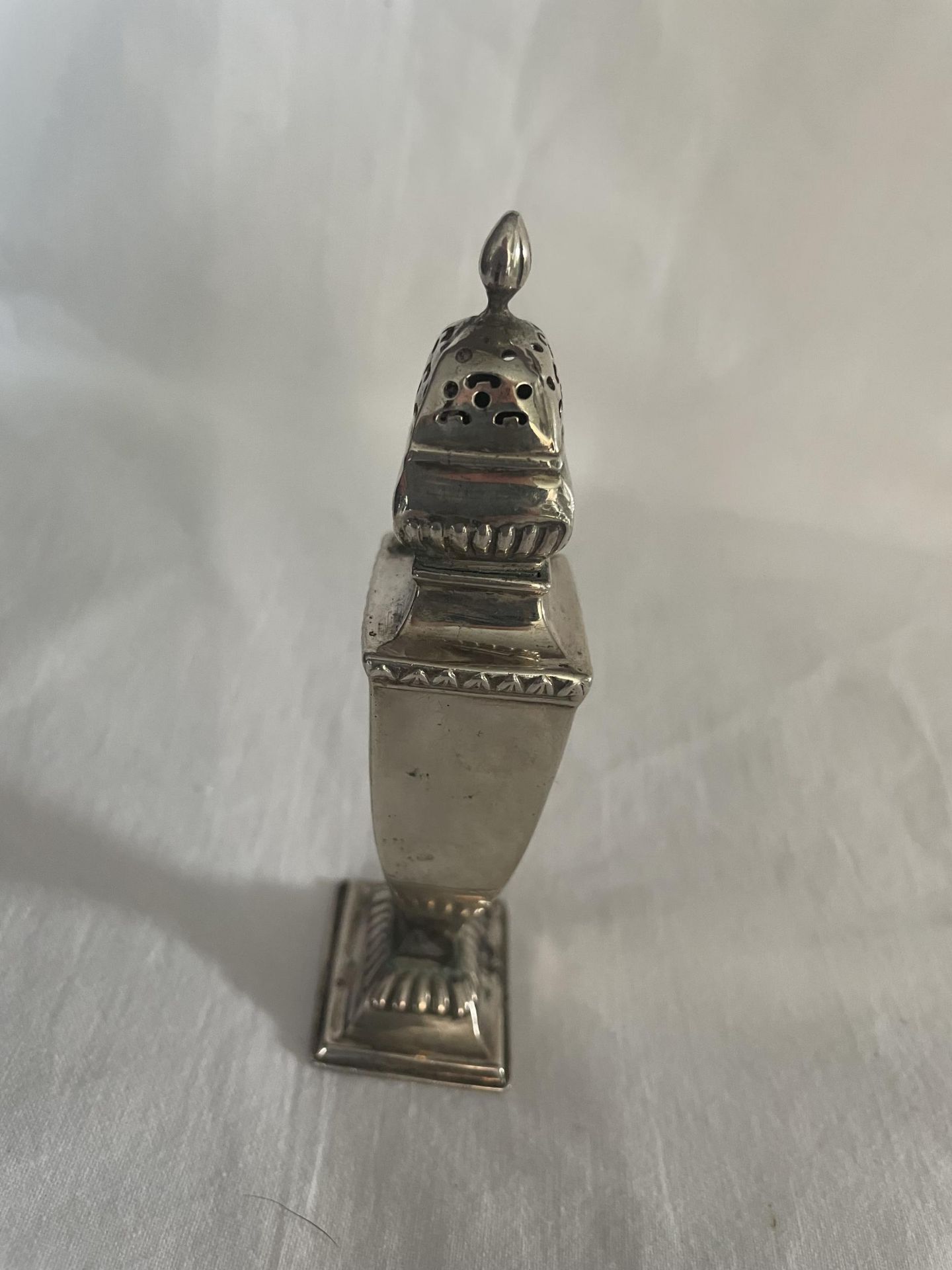 A HALLMARKED BIRMINGHAM SILVER PEPPER POT - 35 GRAMS - Image 2 of 2