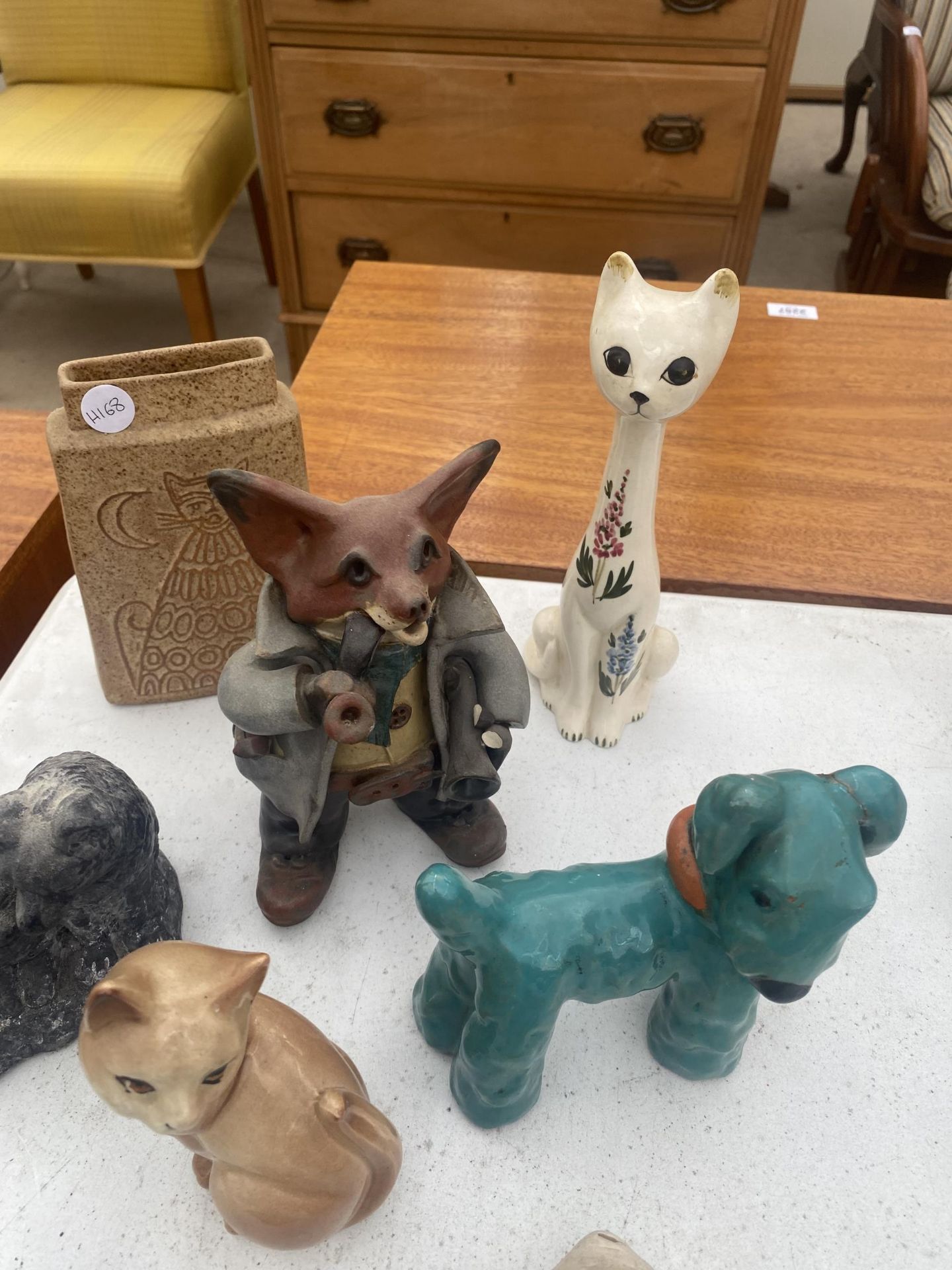 AN ASSORTMENT OF CERAMIC ANIMAL FIGURES TO INCLUDE CATS, DOGS AND OWLS ETC - Image 3 of 4