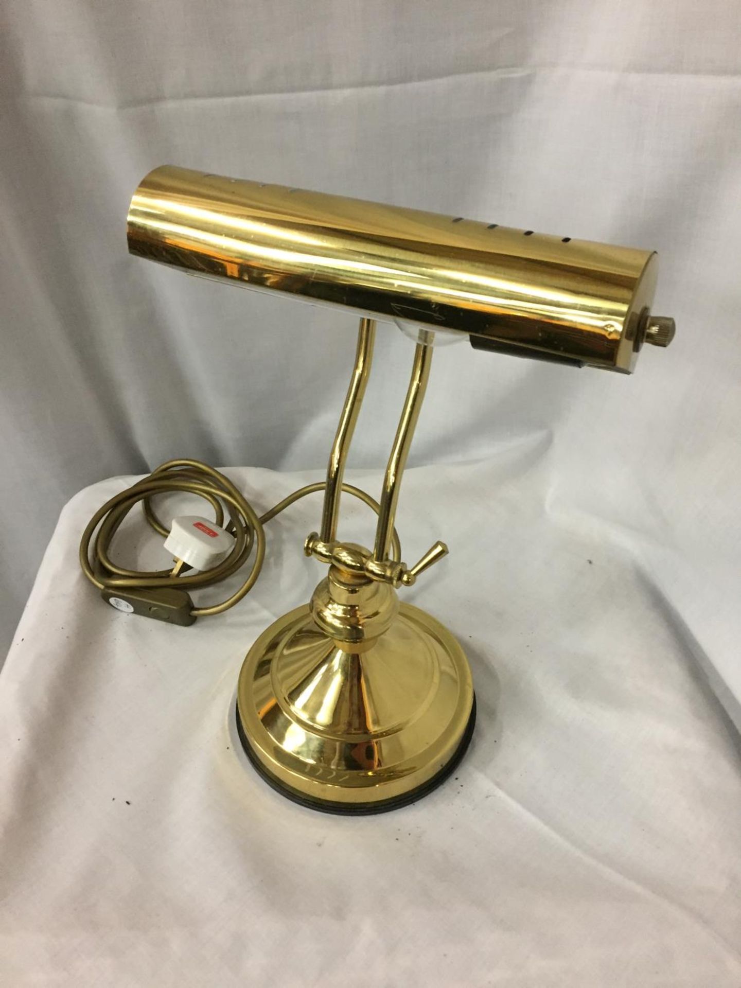 A BRASS BANKERS ADJUSTABLE DESK LAMP