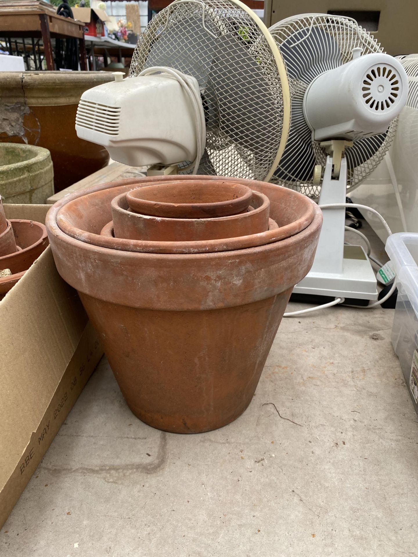 AN ASSORTMENT OF TERRACOTTA PLANT POTS - Image 2 of 3