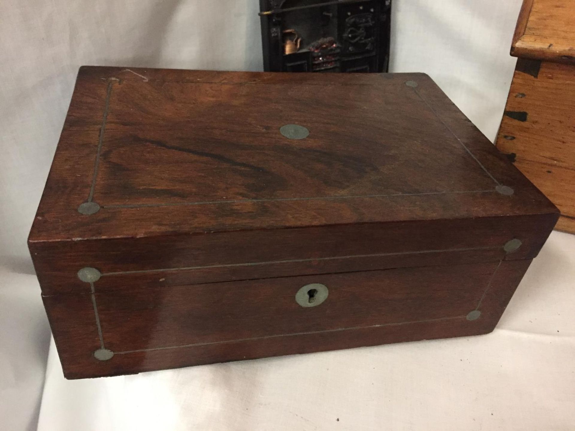 A VINTAGE OAK CANDLE BOX WITH DOVETAIL JOINT DECORATION, AN INLAID WOODEN BOX (BASE A/F) AND A - Image 3 of 5