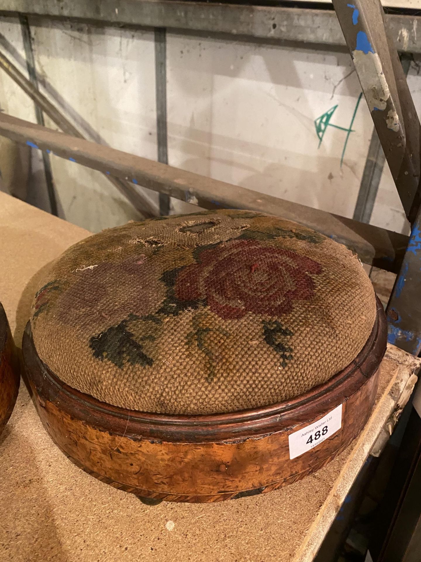 A PAIR OF VICTORIAN FOOTSTOOLS - Image 3 of 4