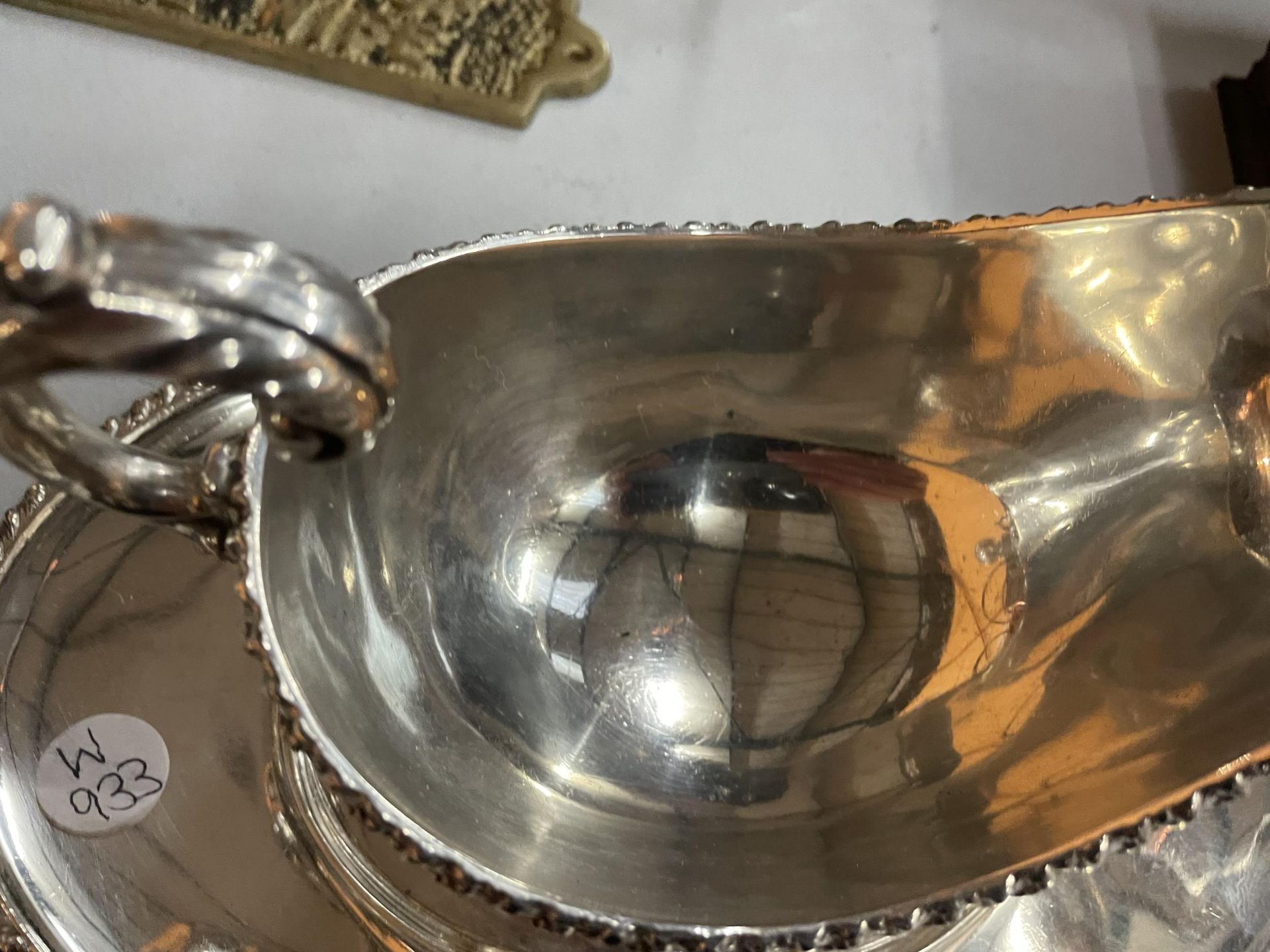 THREE PIECES OF SILVER PLATE TO INCLUDE A SAUCE BOAT, A SALVER AND A TWO HANDLED DISH WITH A GREEN - Image 2 of 4