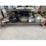 AN ASSORTMENT OF ITEMS TO INCLUDE CERAMIC DISHES, A CAKE STAND AND PANS ETC