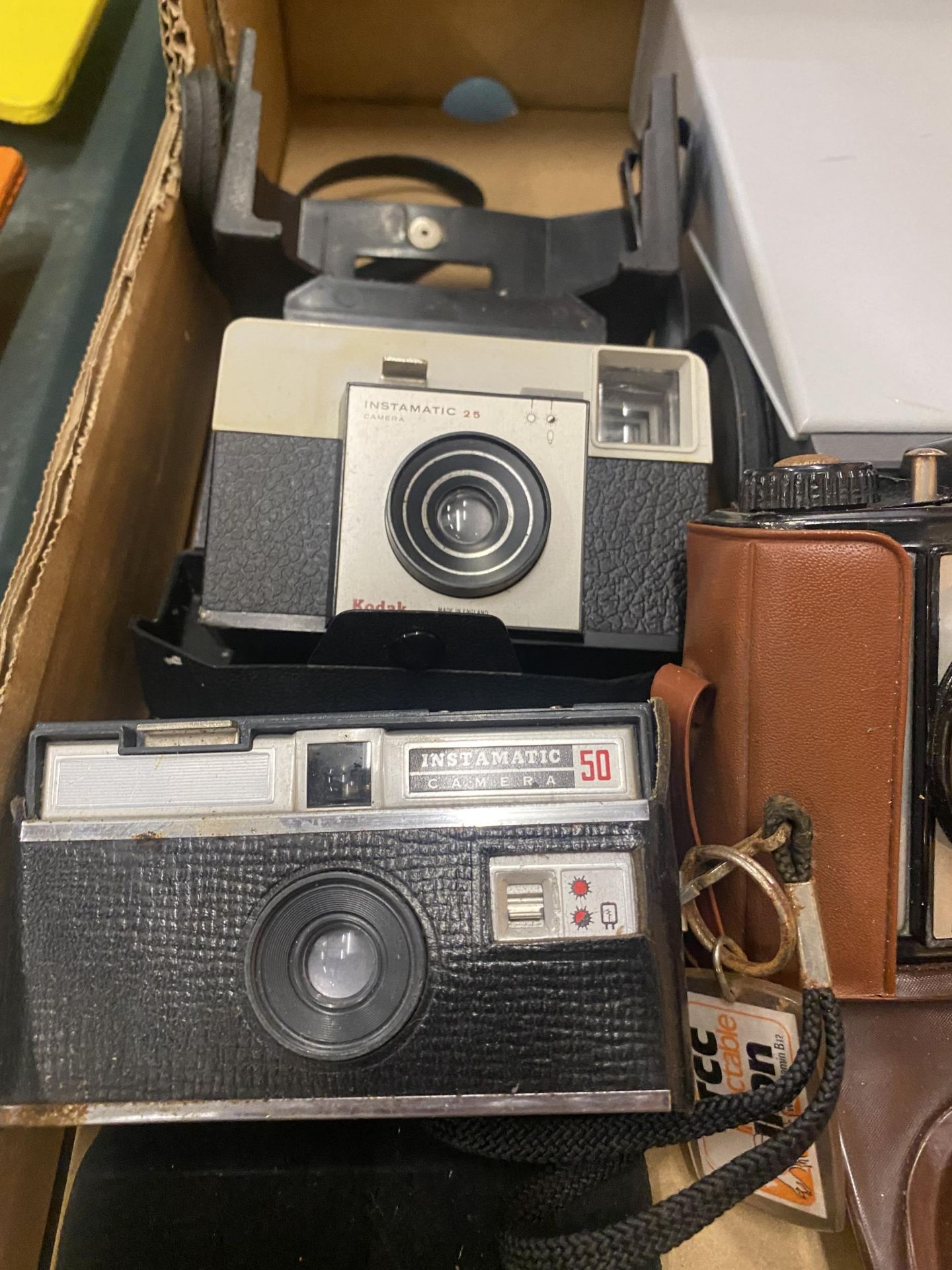 A QUANTITY OF VINTAGE CAMERAS TO INCLUDE AN ILFORD SPORTI IN CASE, A CASED GERMAN FELIC, A KODAK - Image 4 of 4