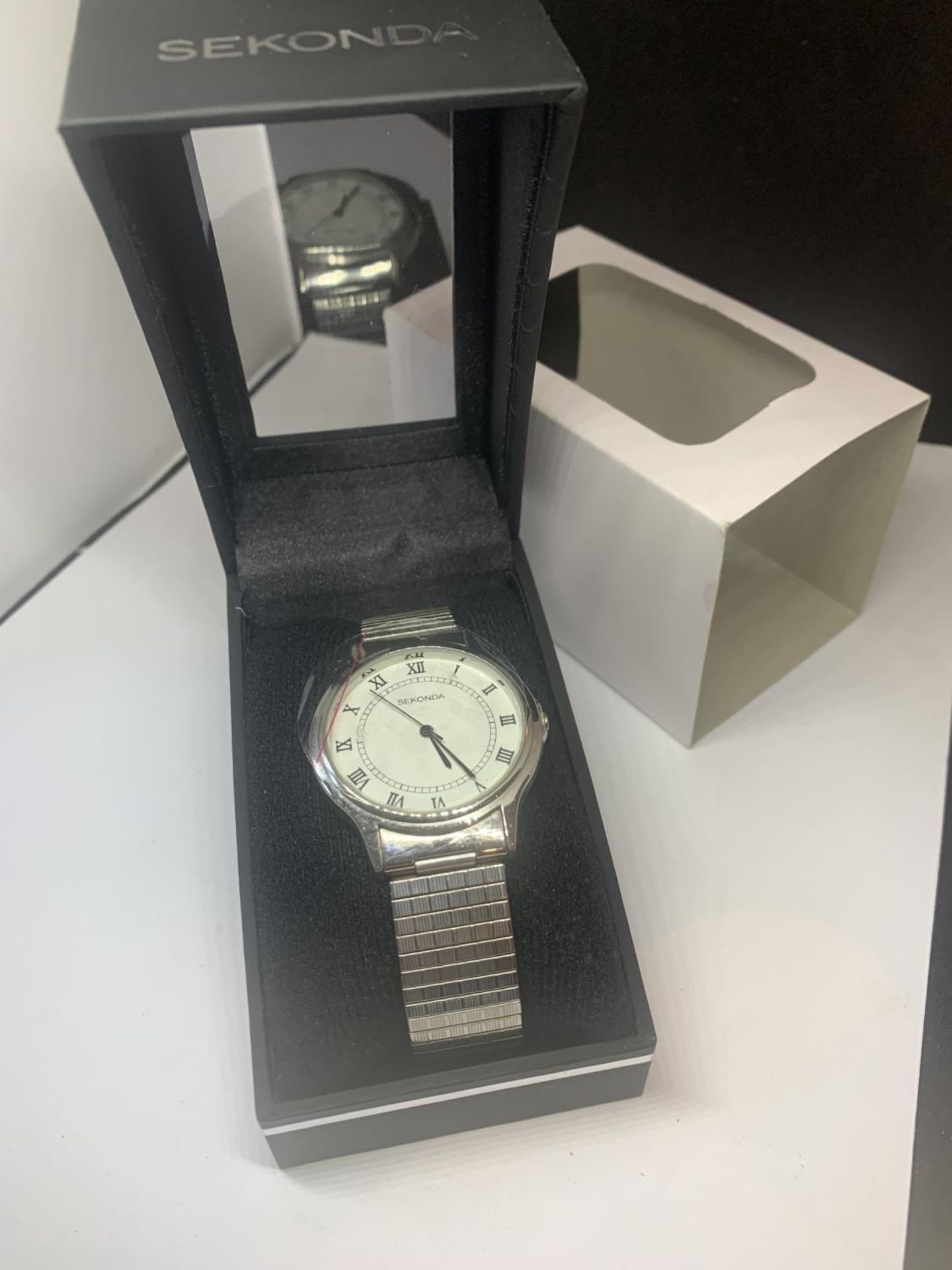 A NEW SECONDA WRIST WATCH IN A PRESENTATION BOX SEEN WORKING BUT NO WARRANTY