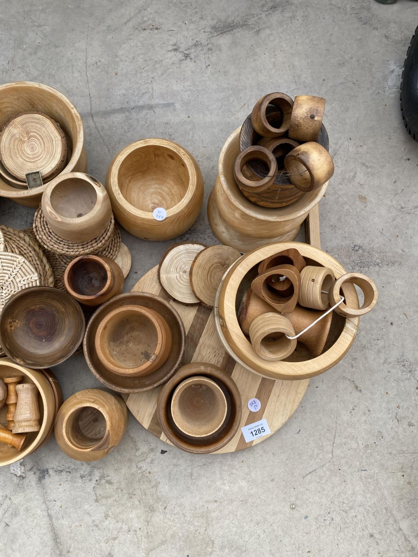 A LARGE ASSORTMENT OF TURNED TREEN ITEMS TO INCLUDE BOWLS, VASES AND NAPKIN RINGS ETC - Image 4 of 4