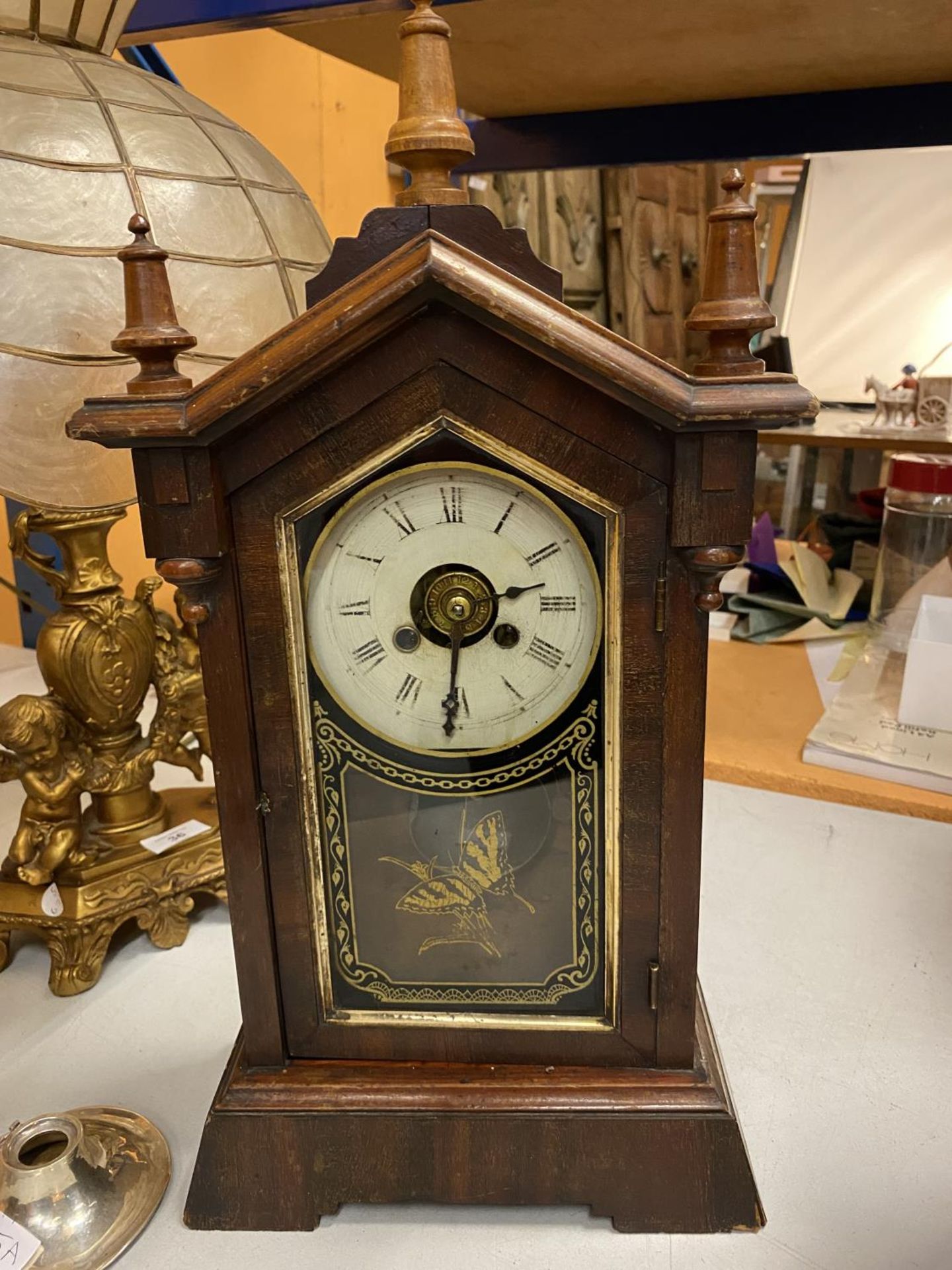 A VINTAGE AMERICAN GOTHIC STYLE CLOCK IN A WOODEN AND GLASS CASE WITH A BUTTERFLY PATTERN ON THE - Image 2 of 8