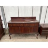 AN EARLY 20TH CENTURY MAHOGANY SIDEBOARD WITH ROPE EDGE, ON CABRIOLE LEGS, WITH BALL AND CLAW