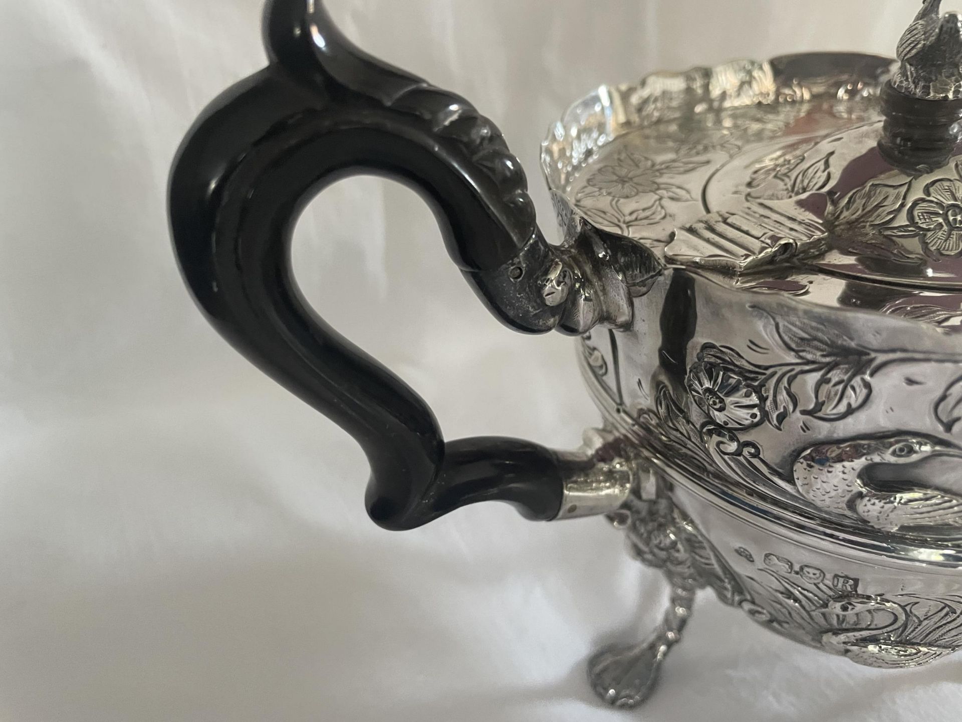 A HIGHLY DECORATIVE HALLMARKED 1892 LONDON SILVER TEAPOT, MAKER JAMES WAKELY AND FRANK CLARKE - Image 4 of 9