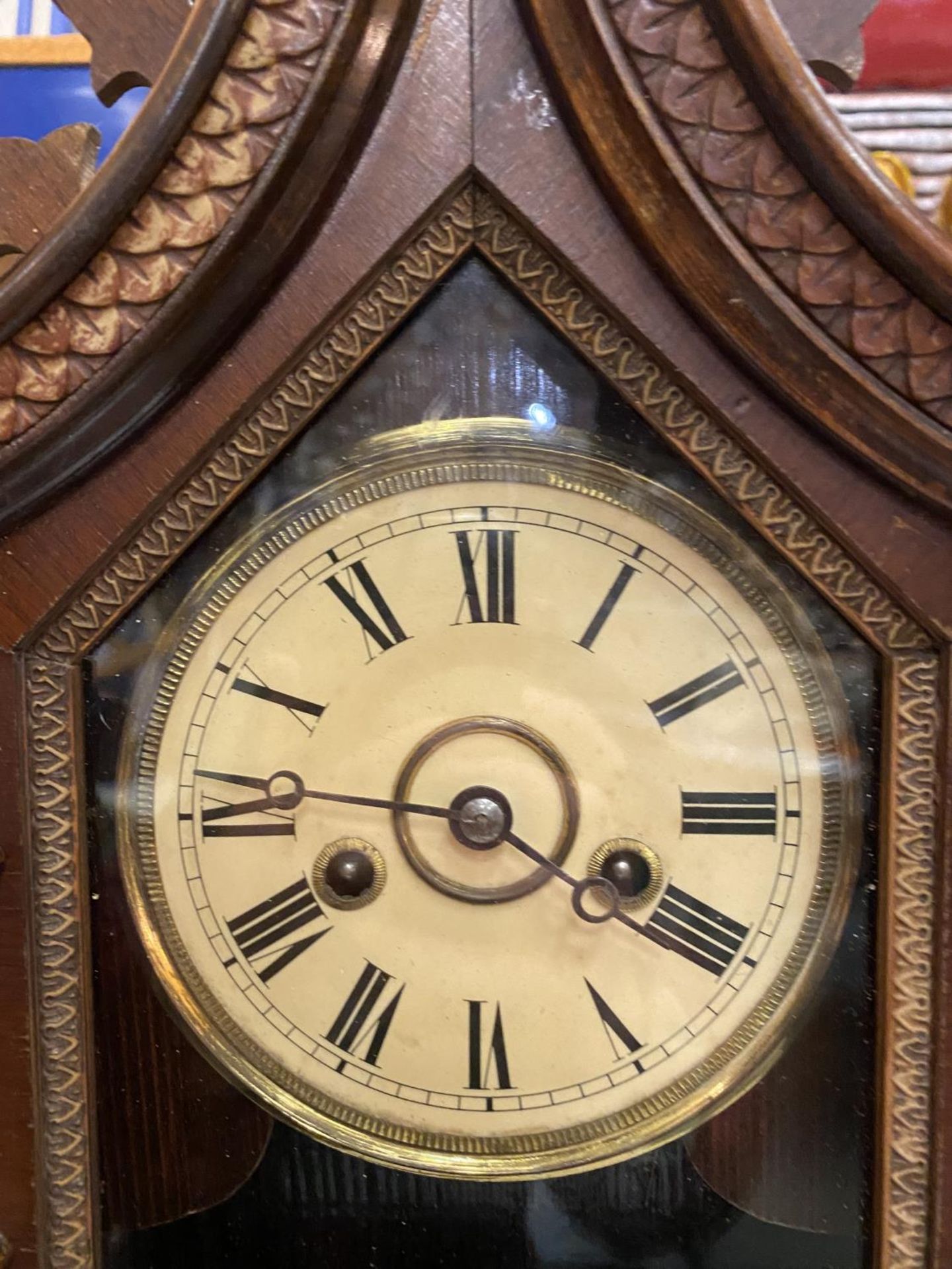 A VINTAGE AMERICAN CLOCK IN A GOTHIC STYLE WOODEN CASE - Image 2 of 6