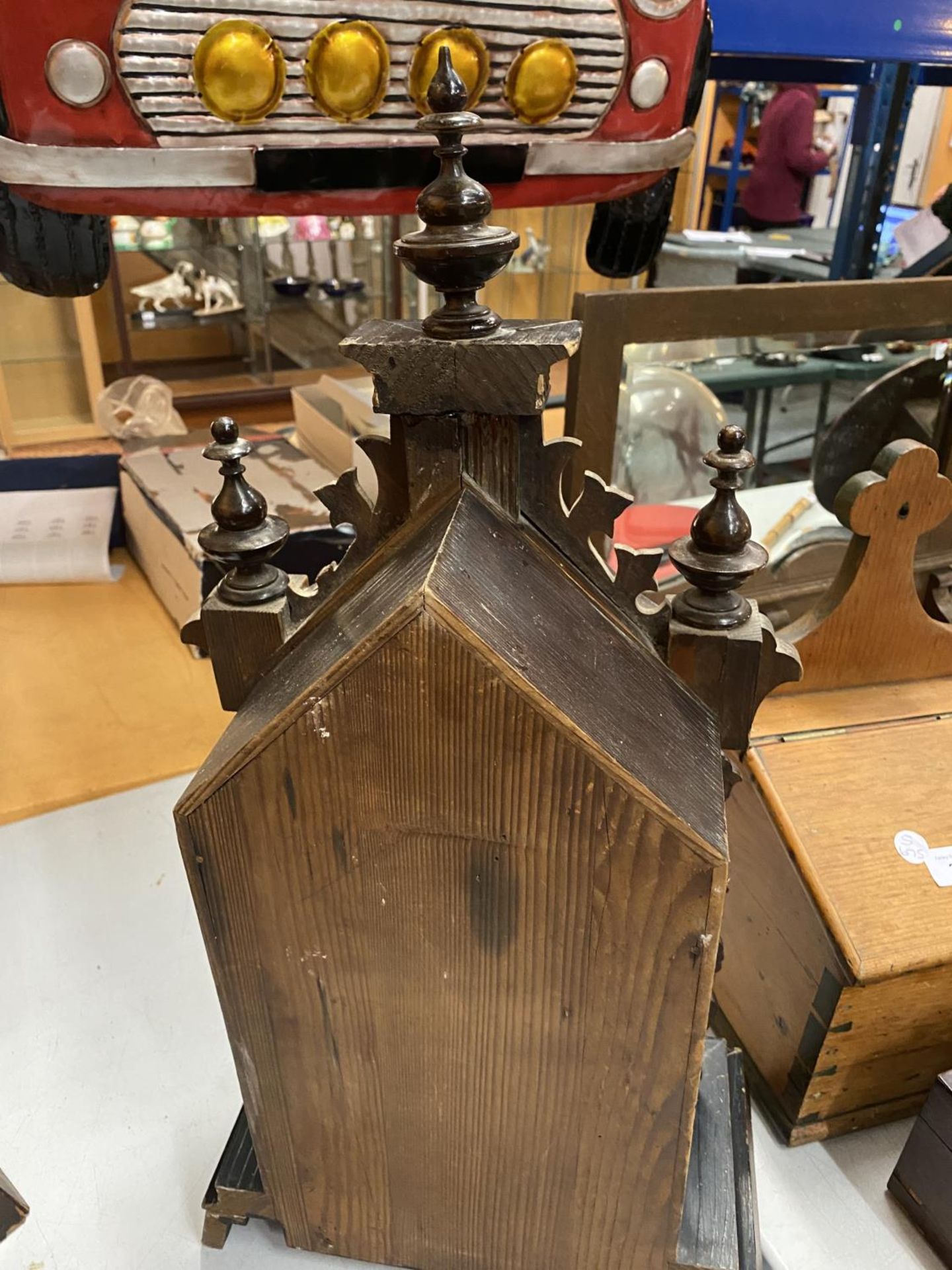 A VINTAGE AMERICAN CLOCK IN A GOTHIC STYLE WOODEN CASE - Image 5 of 6