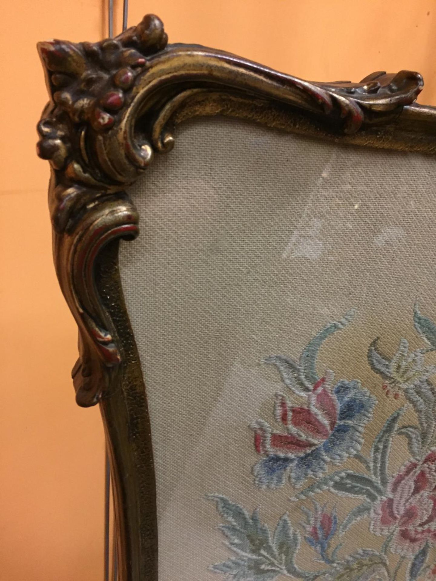 AN ORNATELY FRAMED CROSS STITCHED FIRE SCREEN WITH A FLOWER DESIGN - Image 4 of 4