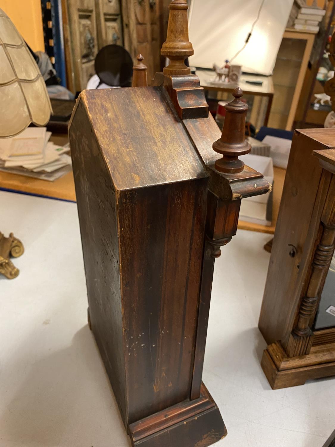 A VINTAGE AMERICAN GOTHIC STYLE CLOCK IN A WOODEN AND GLASS CASE WITH A BUTTERFLY PATTERN ON THE - Image 6 of 8