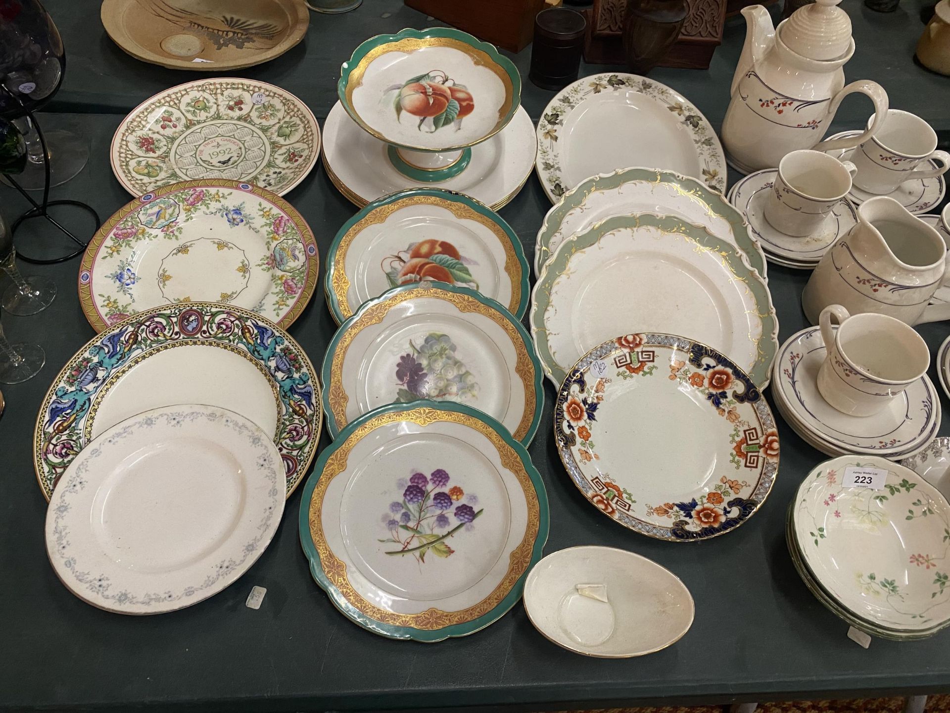A LARGE QUANTITY OF PREDOMINENTLY ROYAL DOULTON TABLEWARE TO INCLUDE CUPS, SAUCERS, A GREENWICH - Image 2 of 5