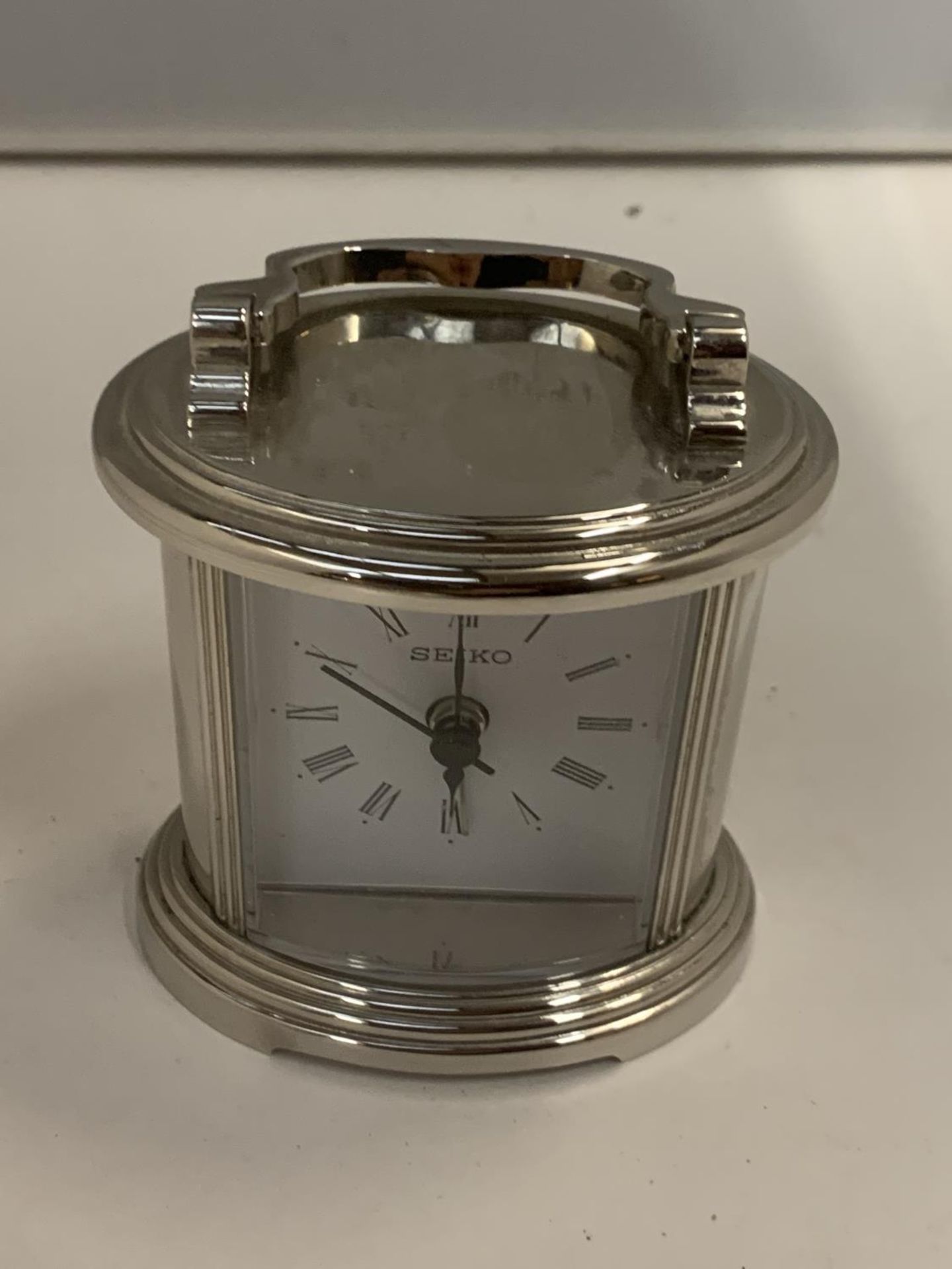 A SEIKO SILVER COLOURED MANTLE CLOCK HEIGHT 8CM