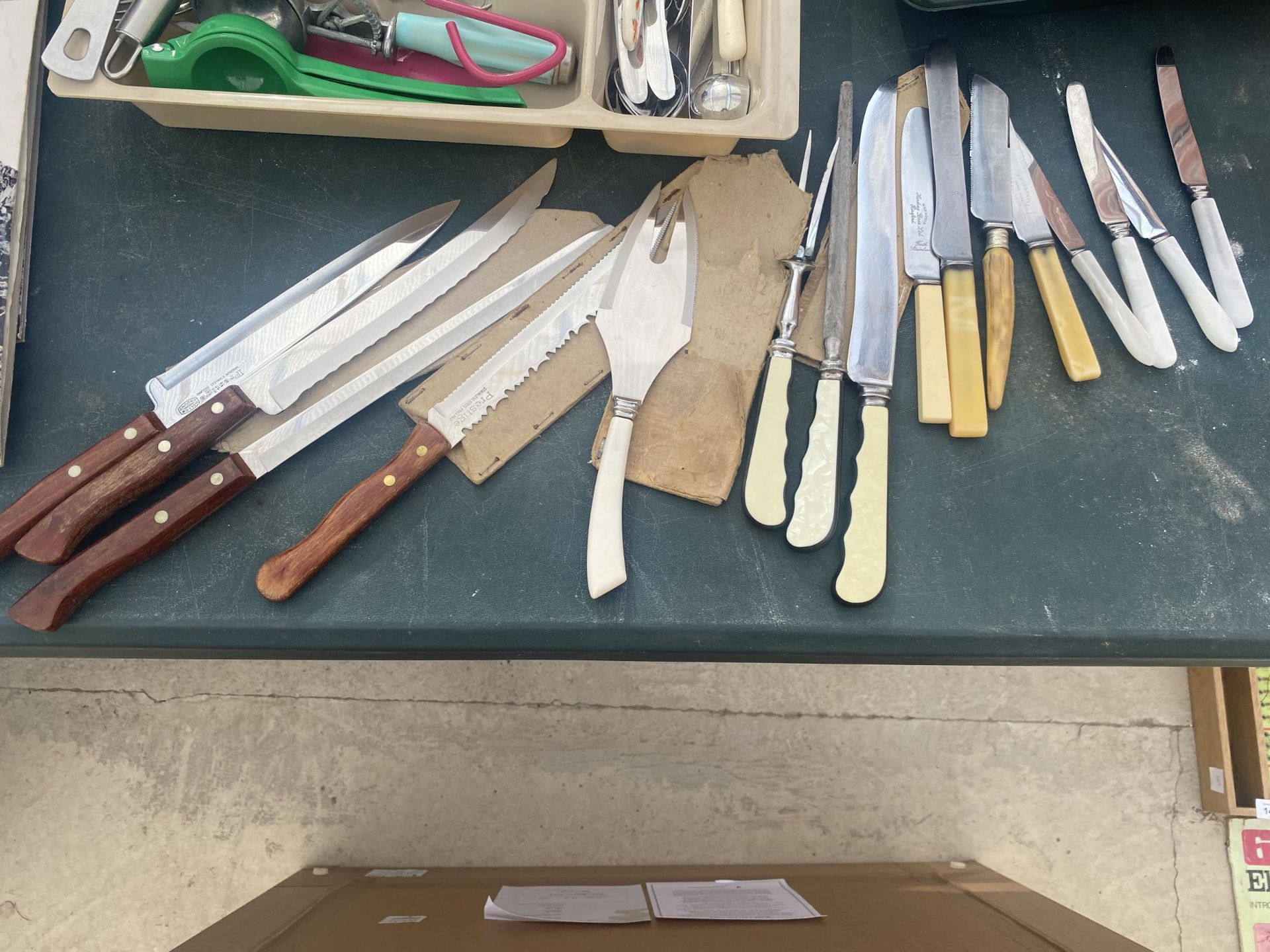 A LARGE ASSORTMENT OF FLATWARE TO INCLUDE BONE HANDLED KNIVES AND A CARVING SET ETC - Image 2 of 4