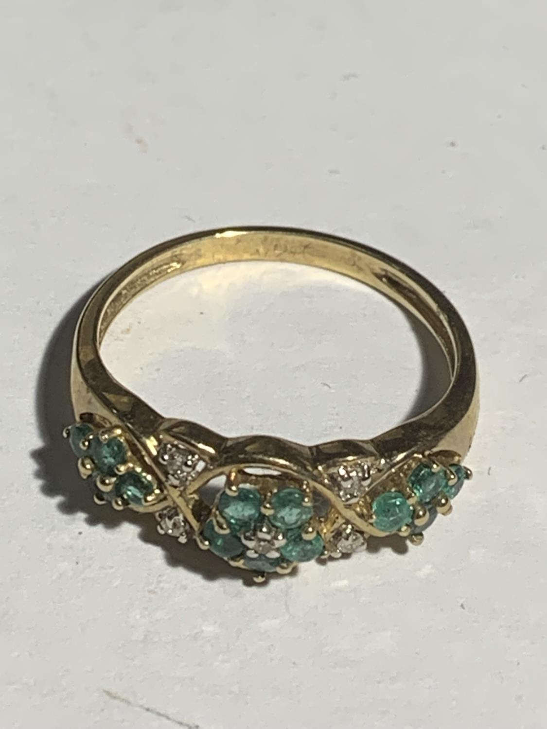 A 9 CARAT GOLD RING WITH GREEN AND CLEAR STONES IN A FLOWER DESIGN SIZE S GROSS WEIGHT 2.7 GRAMS - Image 5 of 5