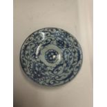 AN OLD ORIENTAL STYLE BOWL WITH BLUE AND WHITE DECORATION