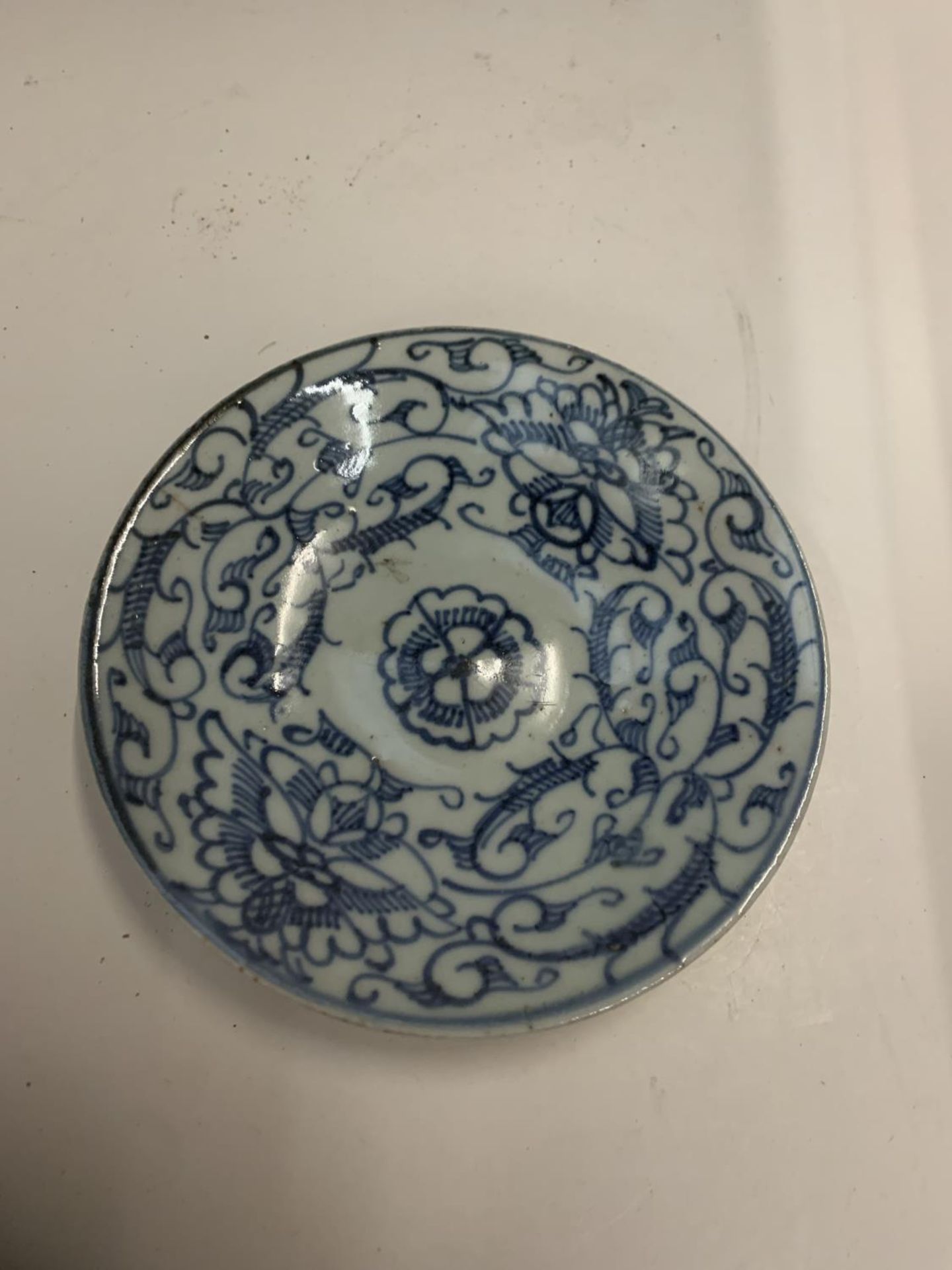 AN OLD ORIENTAL STYLE BOWL WITH BLUE AND WHITE DECORATION