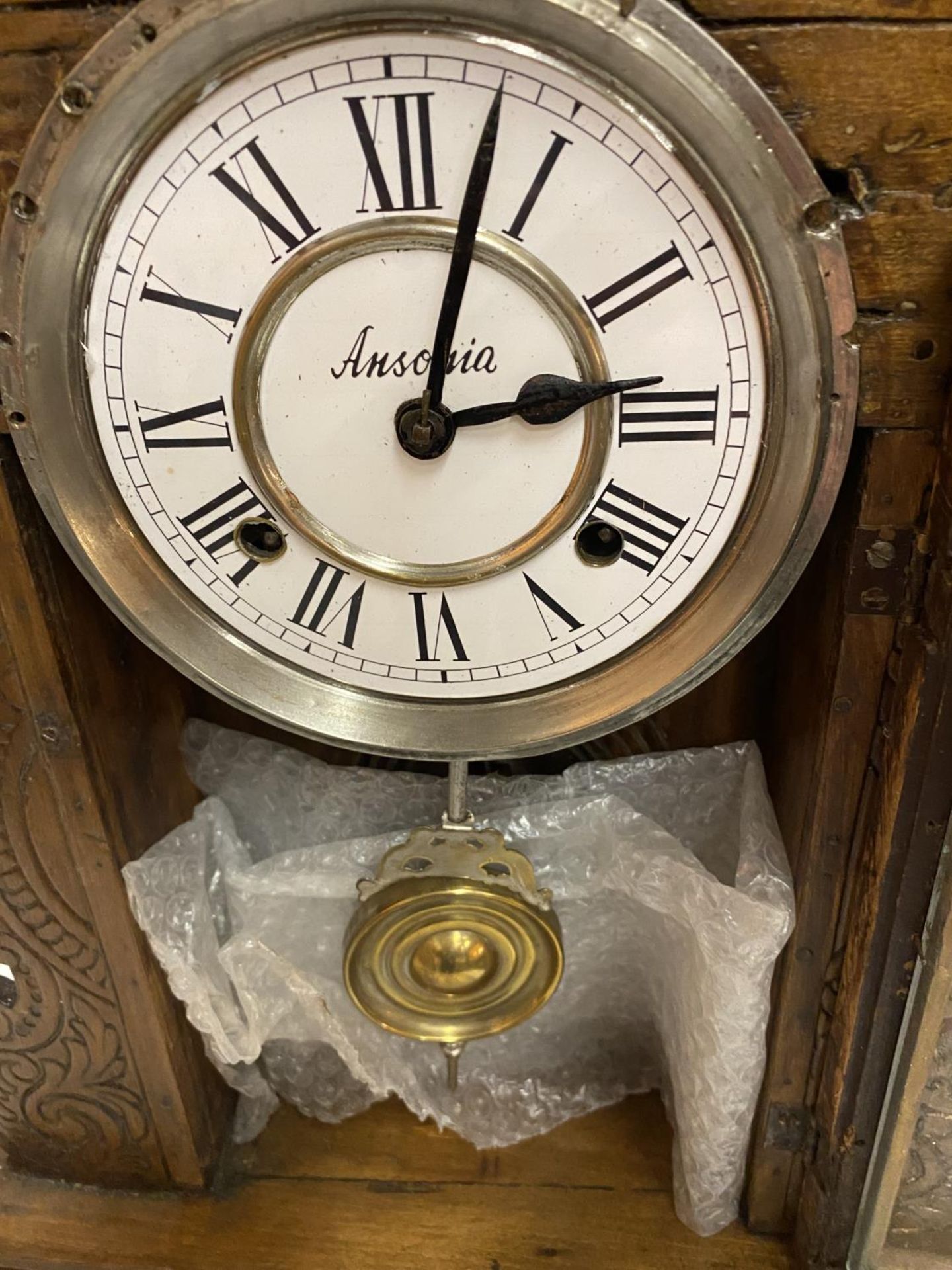 A VINTAGE GINGERBREAD CLOCK IN A CARVED WOODEN CASE WITH FRONT OPENING - Image 3 of 4