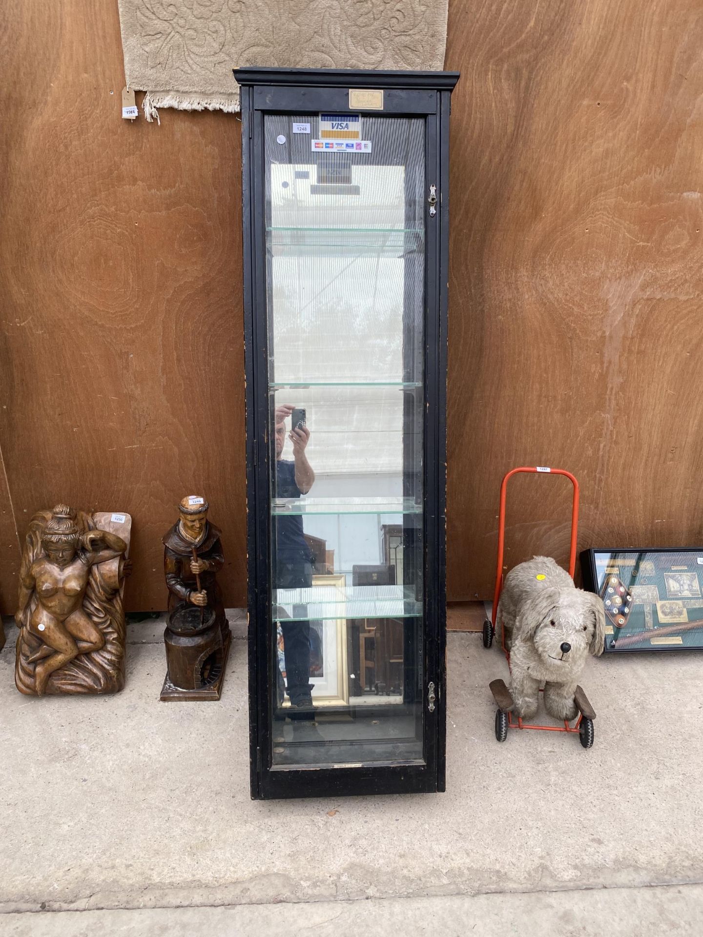 A VINTAGE WOODEN DISPLAY CABINET WITH MIRRORED BACK AND FOUR GLASS SHELVES