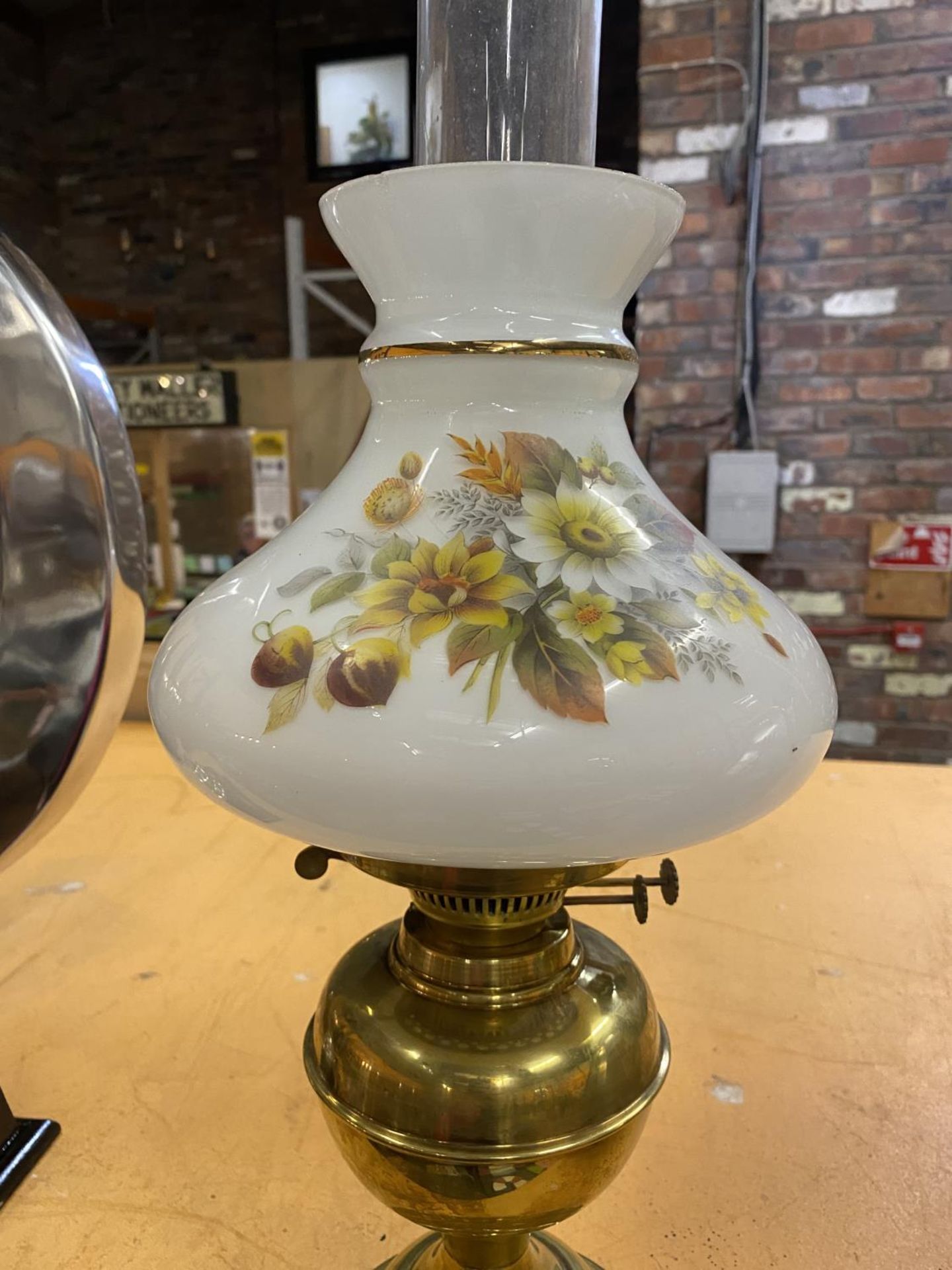 A BRASS BASED OIL LAMP WITH A CLEAR GLASS CHIMNEY AND A FLORAL GLASS SHADE - Image 4 of 8