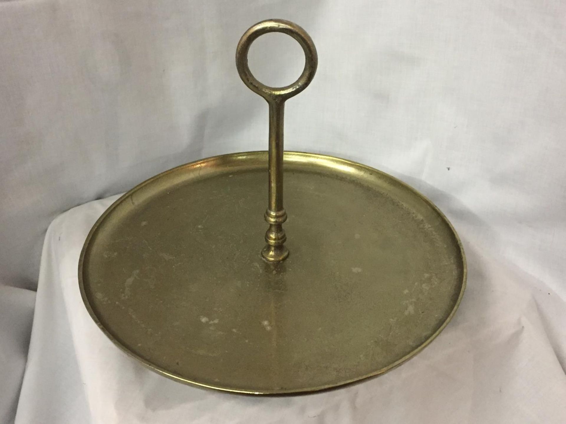 A LARGE BRASS CAKE STAND, DIAMETER 39.5CM