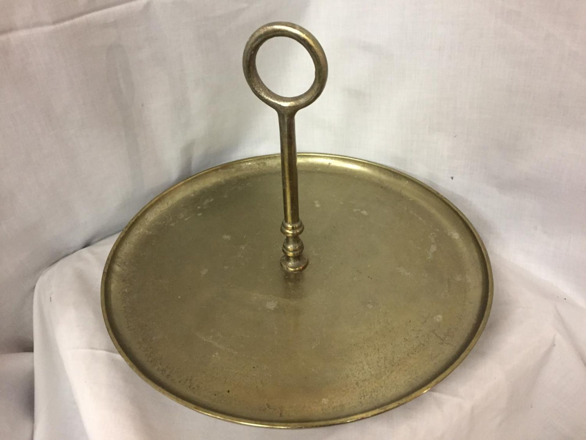 A LARGE BRASS CAKE STAND, DIAMETER 39.5CM - Image 2 of 4