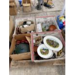 AN ASSORTMENT OF HOUSEHOLD CLEARANCE ITEMS TO INCLUDE CERAMICS AND GLASS WARE ETC