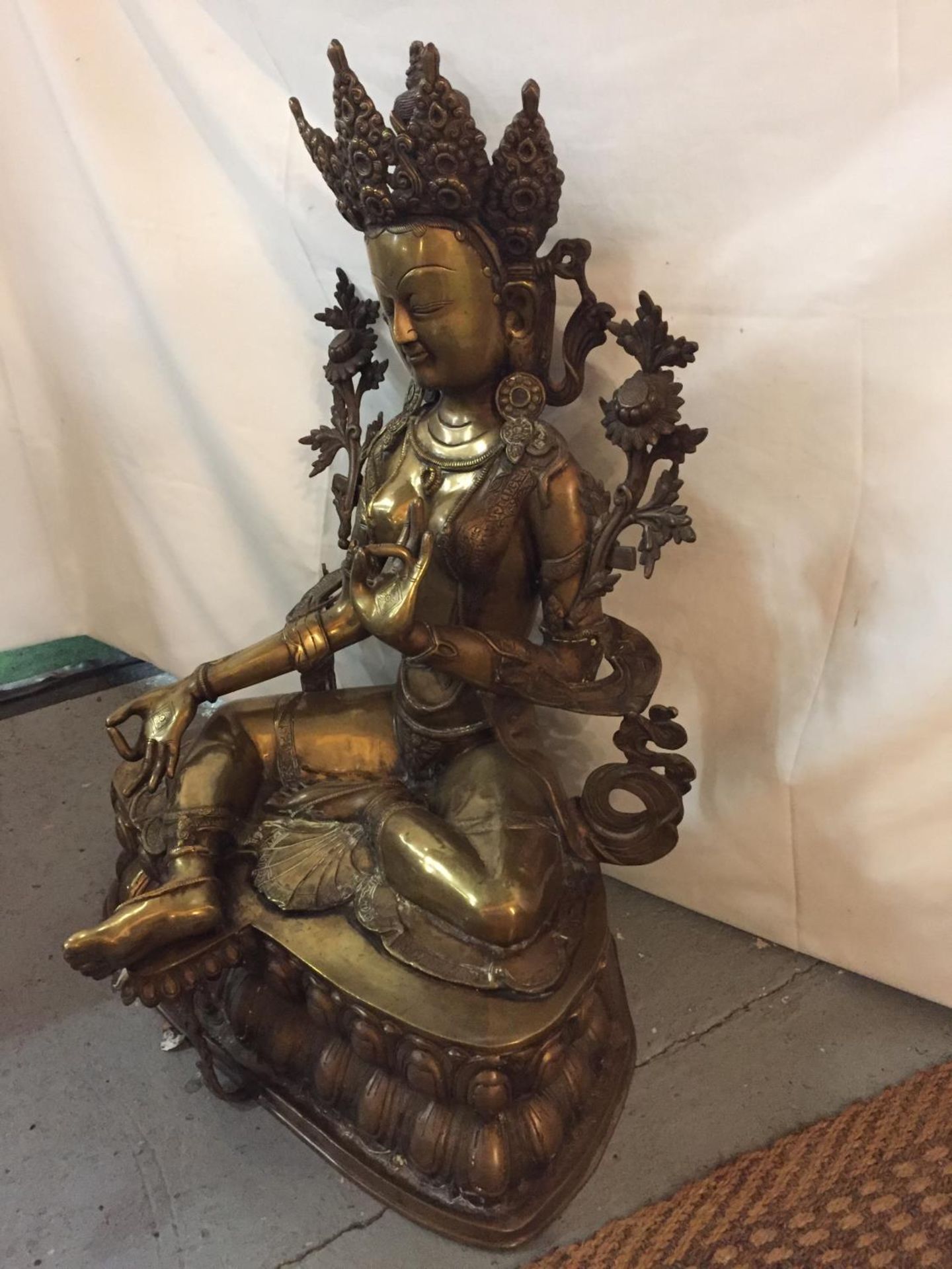 A LARGE 'TARA' TIBETAN GODDESS BRASS STATUE HEIGHT 81CM, WIDTH 55CM - Image 2 of 4