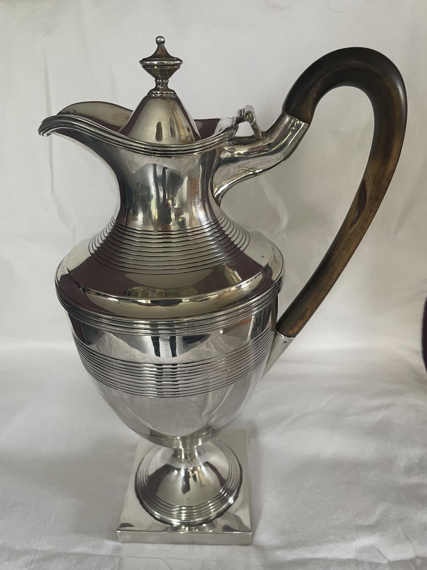 A HALLMARKED 1819 LONDON SILVER CLARET JUG WITH FRUIT WOOD HANDLE, MAKER C S HARRIS AND SONS LTD - - Image 6 of 7