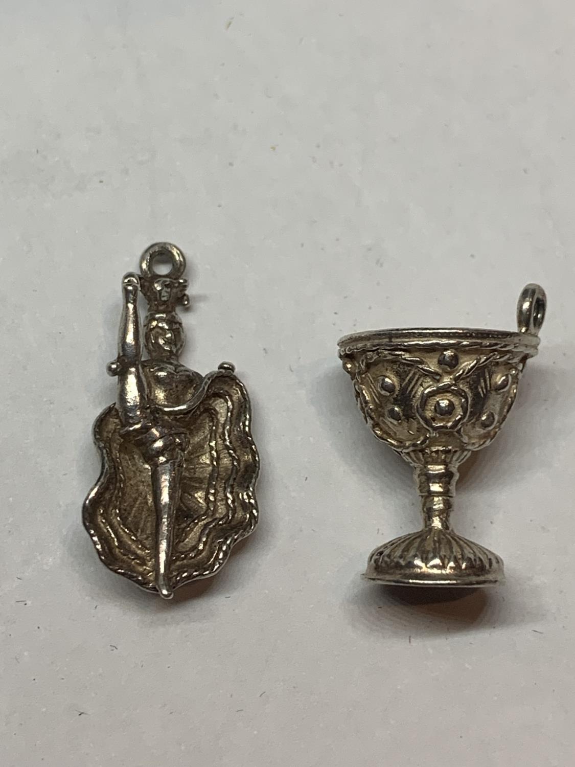 ELEVEN VARIOUS SILVER CHARMS TO INCLUDE HORSES, MOULIN ROUGE DANCER, DOG, TRAIN CHURCH ETC - Image 5 of 5