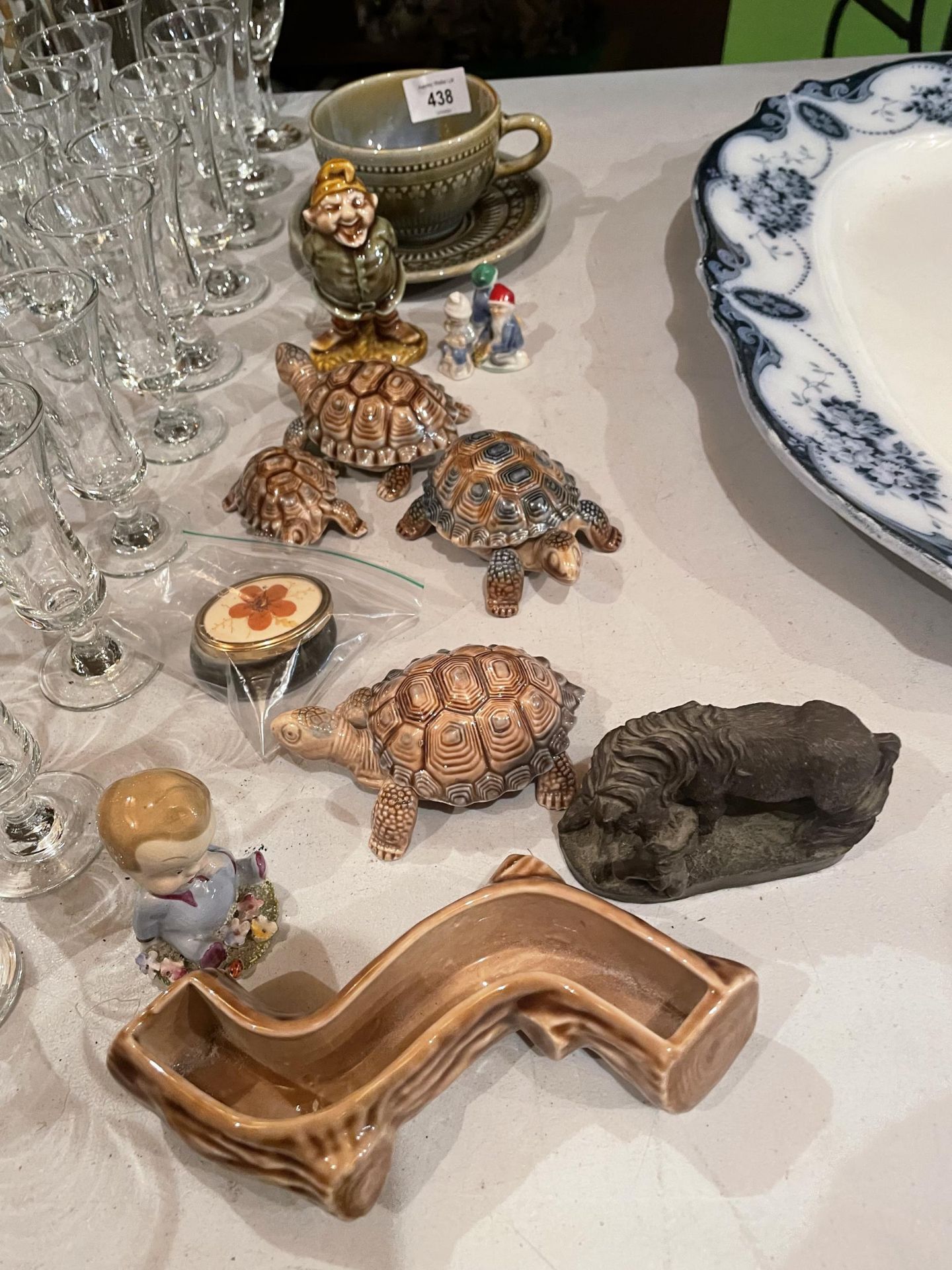 A SELECTION OF WADE POTTERY CONTAINING SEVERAL TORTOISE DISHES