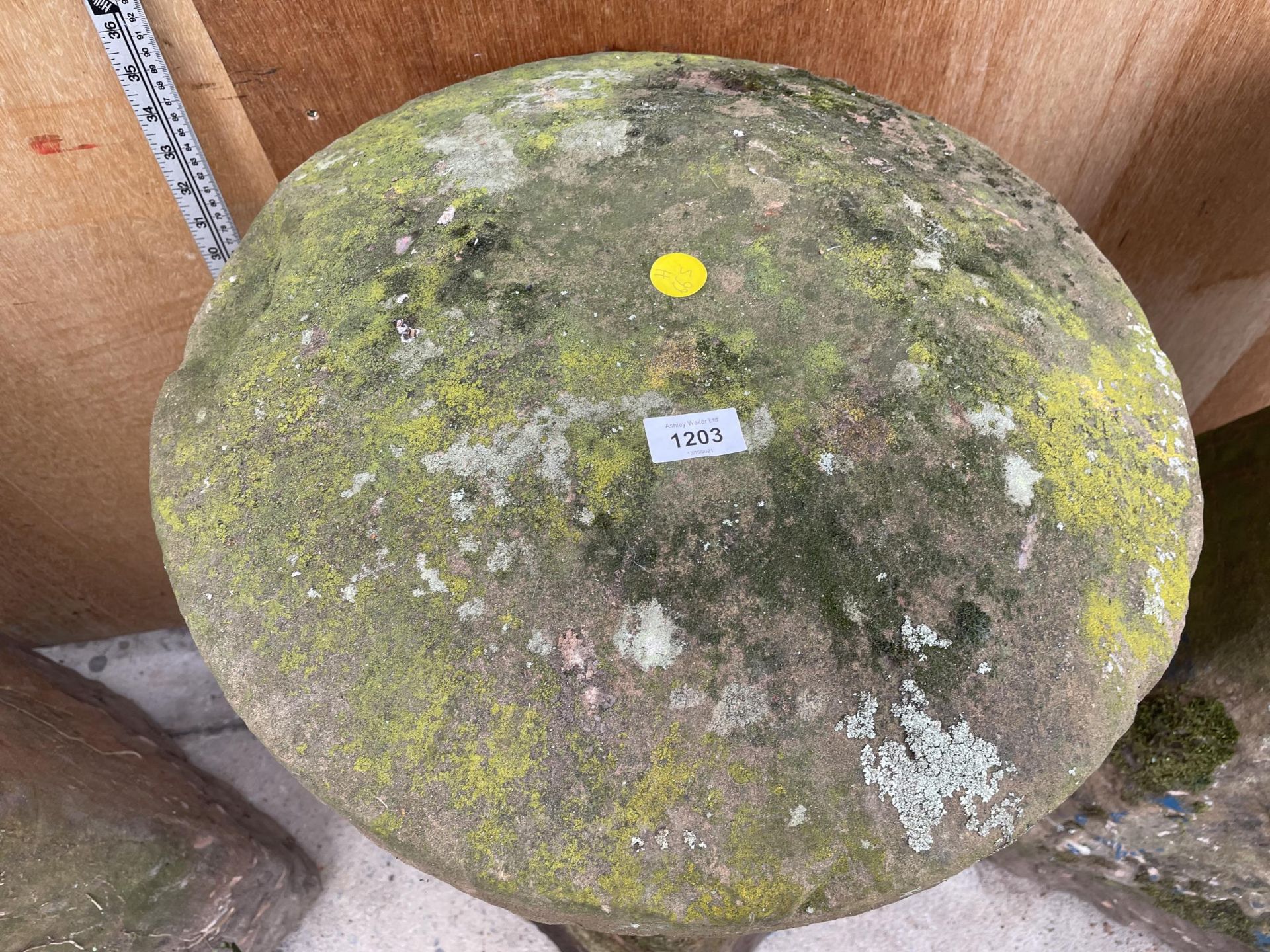 A LARGE STONE STADDLE STONE - APPROXIMATELY 85 CM HIGH - Image 2 of 4