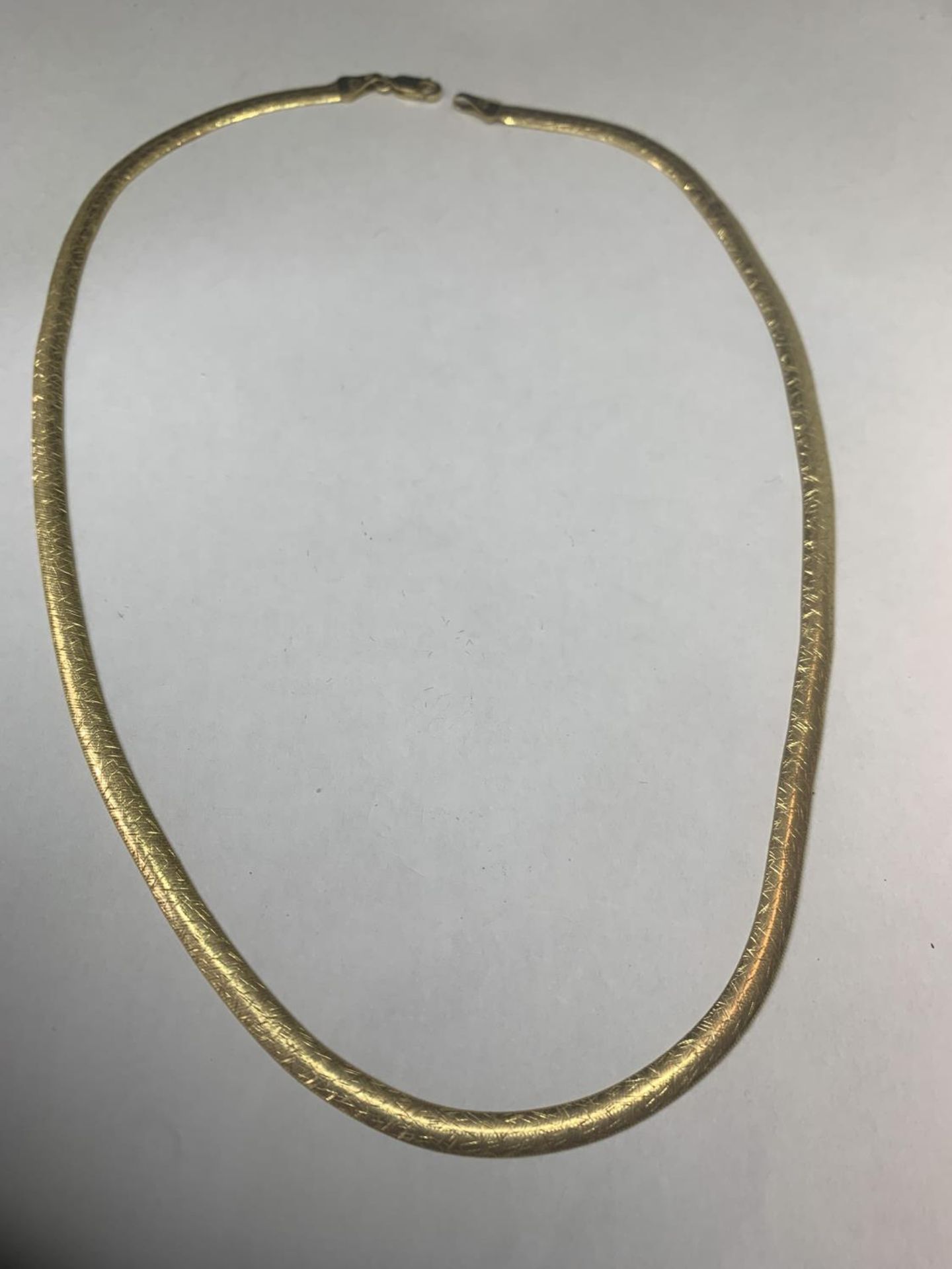 A 9 CARAT GOLD NECKLACE MARKED 375 LENGTH 46CM GROSS WEIGHT 7.4 GRAMS