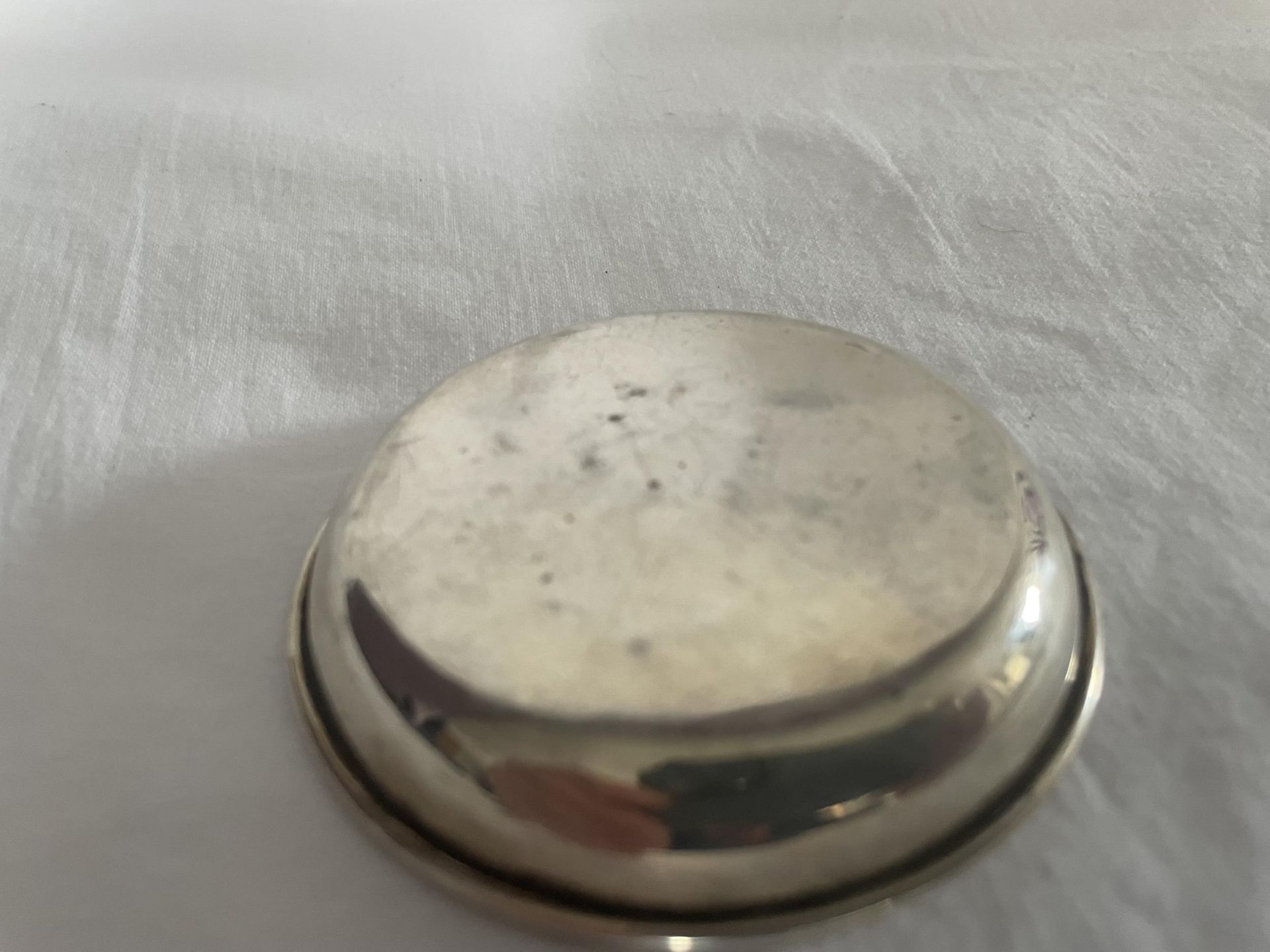 A SMALL HALLMARKED LONDON SILVER TRINKET DISH, DIAMETER 7.5 CM - 24 GRAMS - Image 3 of 3