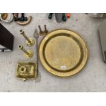 AN ASSORTMENT OF BRASS ITEMS TO INCLUDE A CHARGER, CANDLESTICKS AND A TOASTING FORK