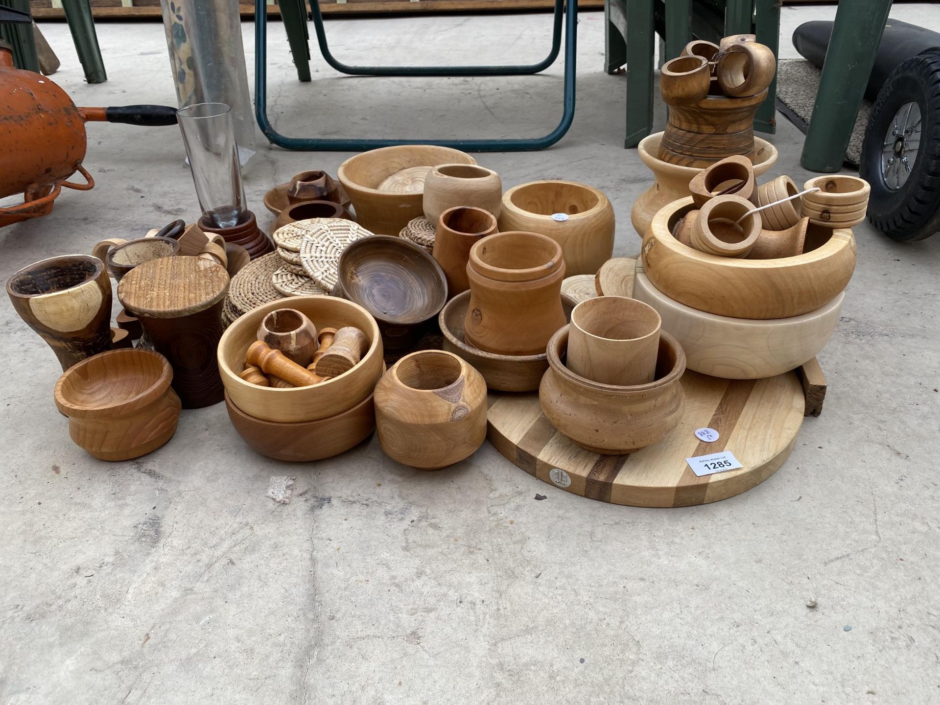 A LARGE ASSORTMENT OF TURNED TREEN ITEMS TO INCLUDE BOWLS, VASES AND NAPKIN RINGS ETC - Image 2 of 4