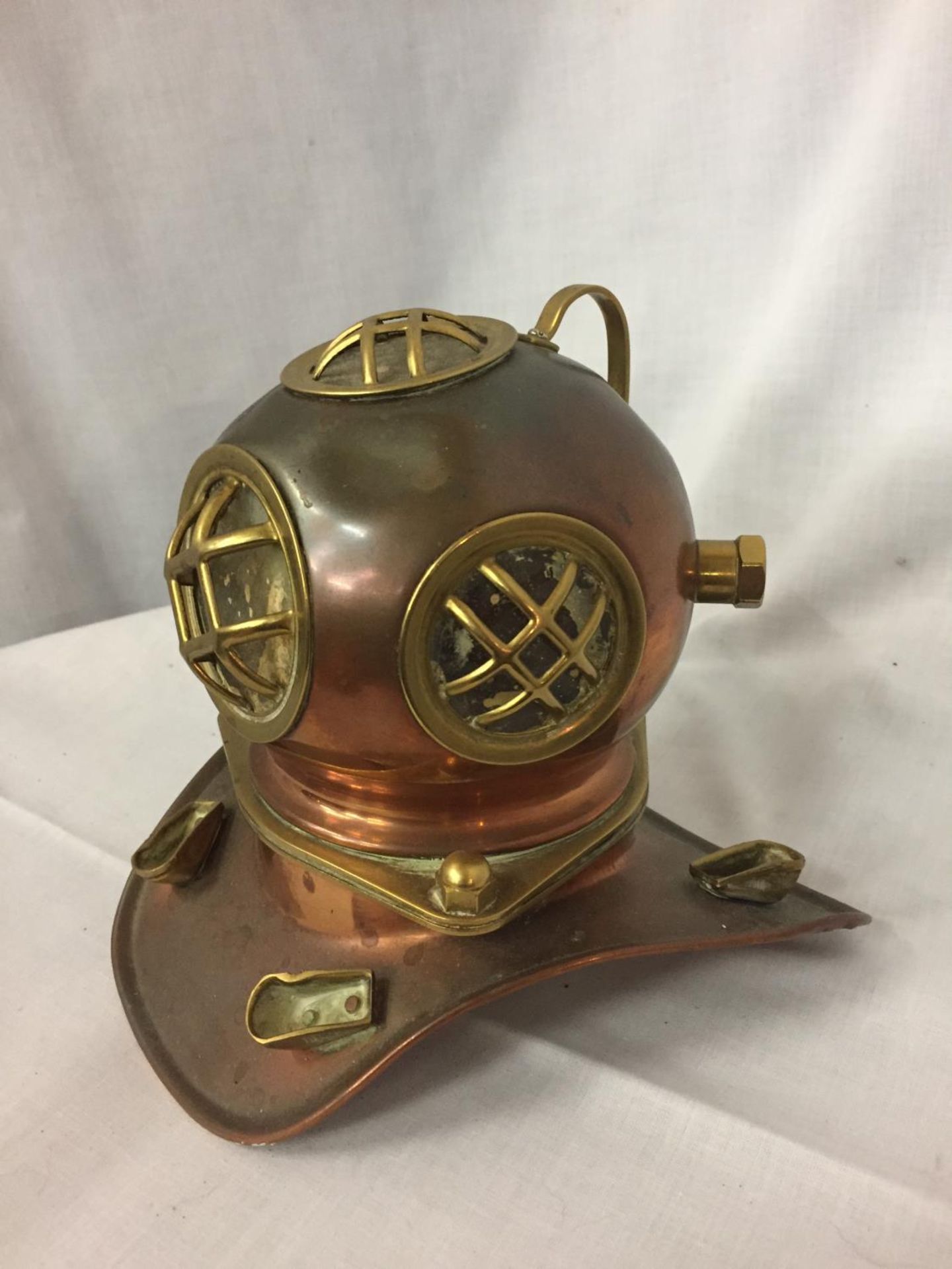 A COPPER AND BRASS DEEP SEA DIVERS HELMET ORNAMENT HEIGHT 17CM, WIDTH 20CM - Image 2 of 3