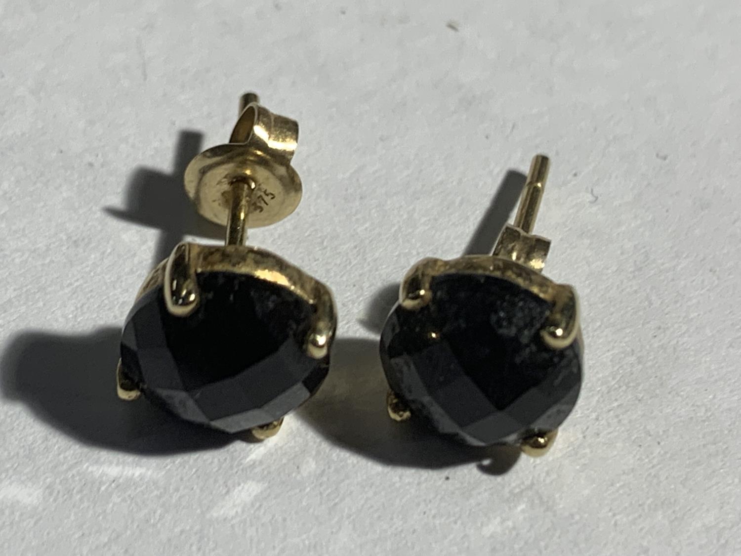 TWO PAIRS OF 9 CARAT GOLD EARRINGS GROSS WEIGHT 3.1 GRAMS - Image 3 of 3