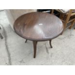 AN ERCOL ELM OCCASIONAL TABLE, 24" DIAMETER