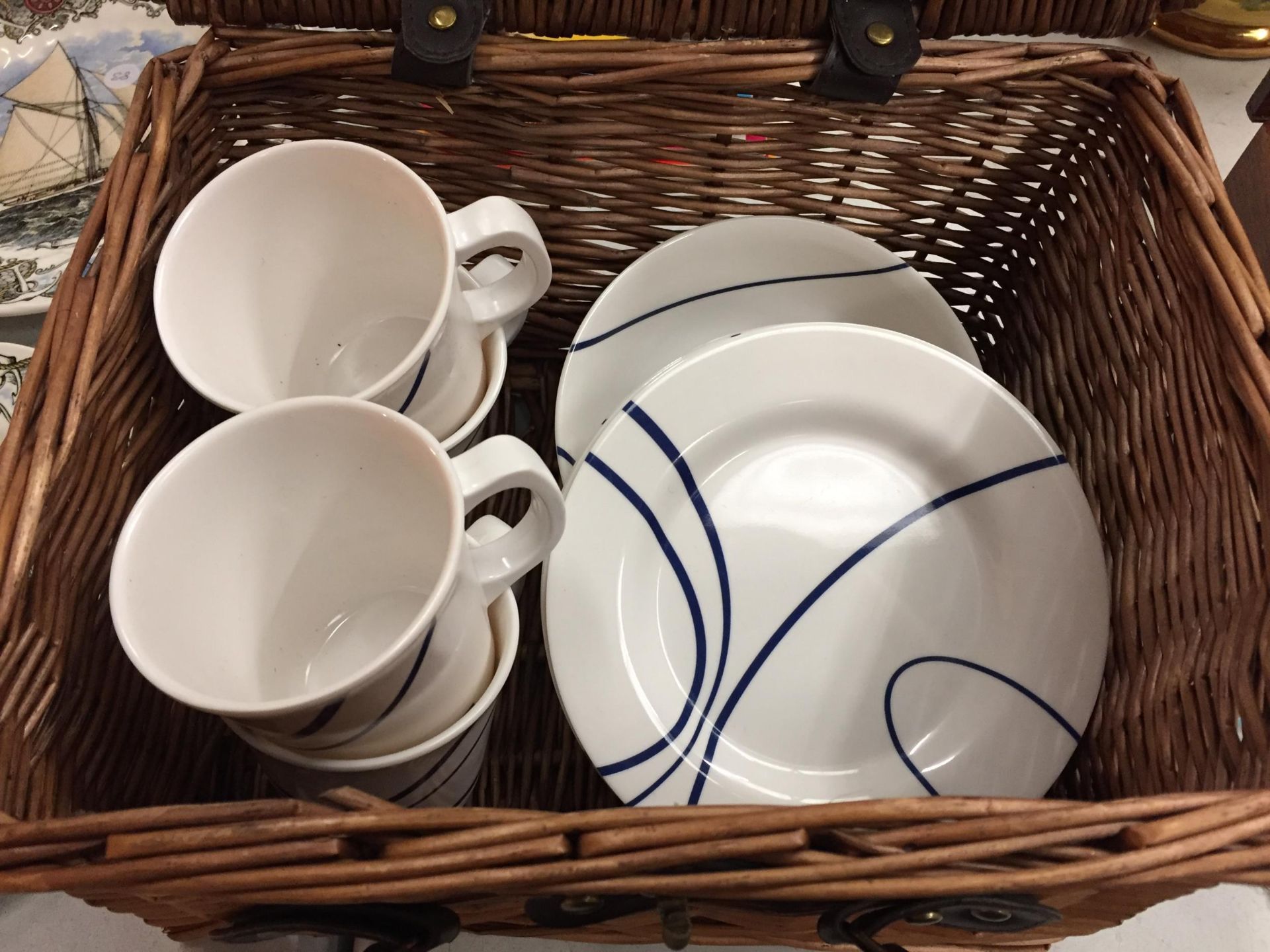 A WICKER PICNIC BASKET WITH PLATES, BOWLS AND CUPS - Image 3 of 3