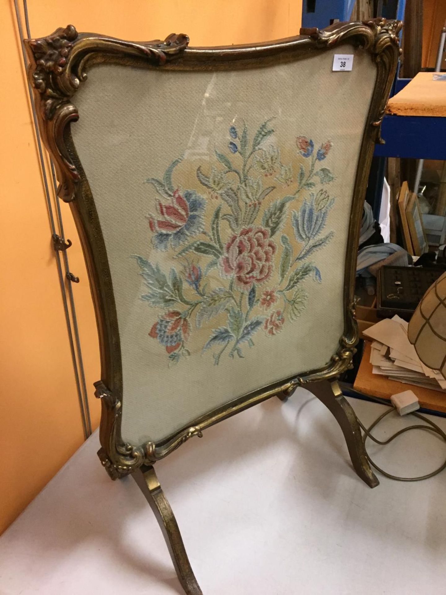 AN ORNATELY FRAMED CROSS STITCHED FIRE SCREEN WITH A FLOWER DESIGN - Image 3 of 4