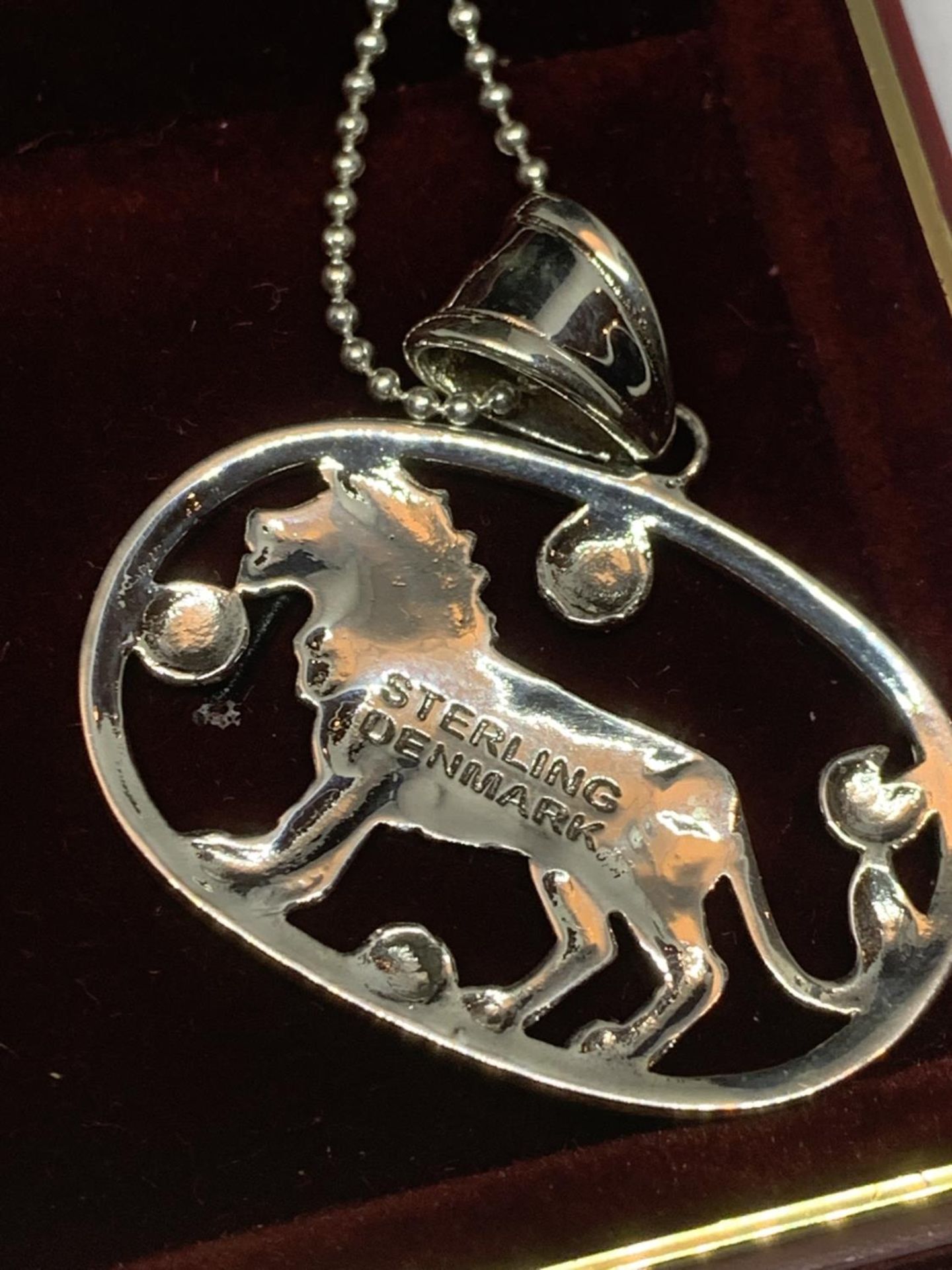 A SILVER NECKLACE WITH A LION PENDANT IN A PRESENTATION BOX - Image 3 of 3