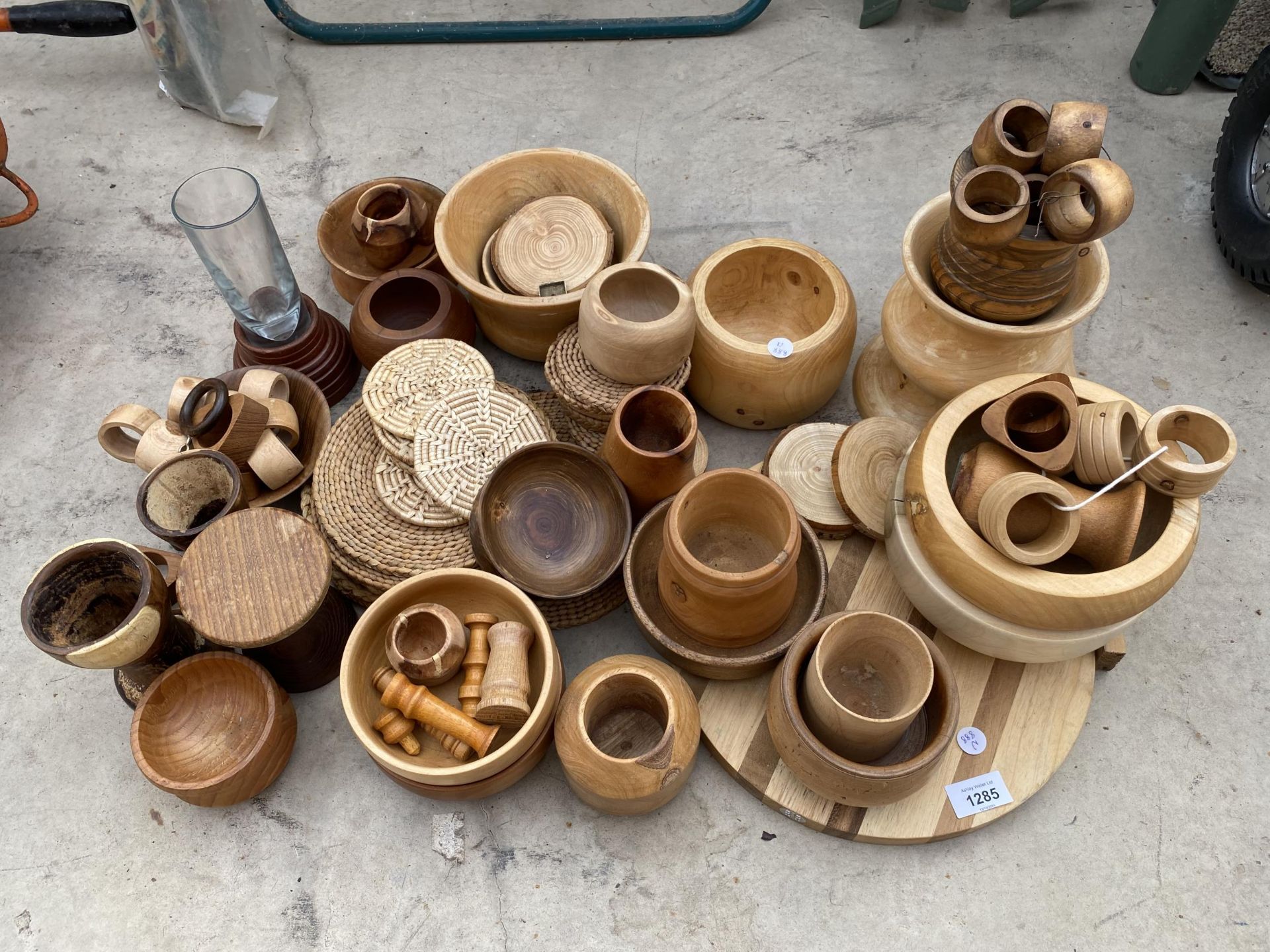 A LARGE ASSORTMENT OF TURNED TREEN ITEMS TO INCLUDE BOWLS, VASES AND NAPKIN RINGS ETC