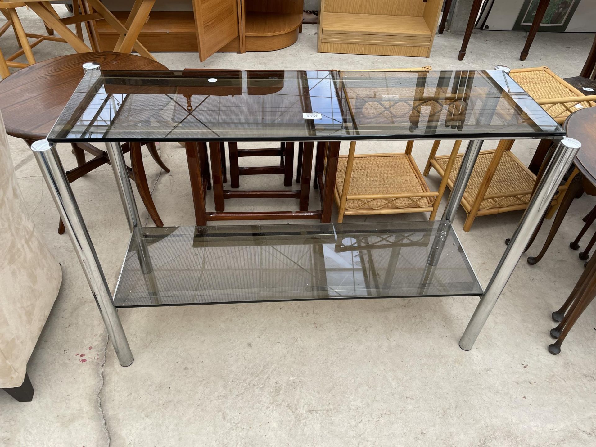 A MODERN TWO TIER CONSOLE TABLE WITH GLASS SHELVES, 41" WIDE