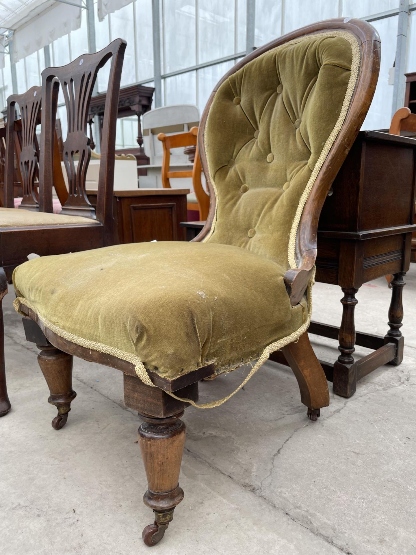 A VICTORIAN STYLE SPOON BACK CHAIR (FRONT LEGS NOT ATTACHED) - Image 2 of 2