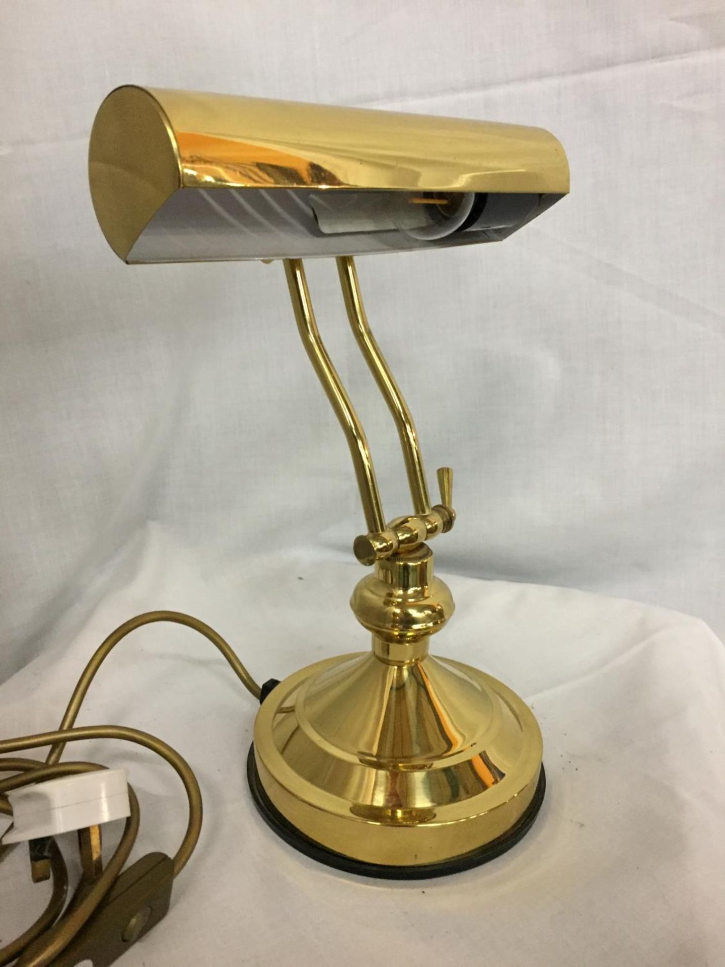 A BRASS BANKERS ADJUSTABLE DESK LAMP - Image 2 of 3