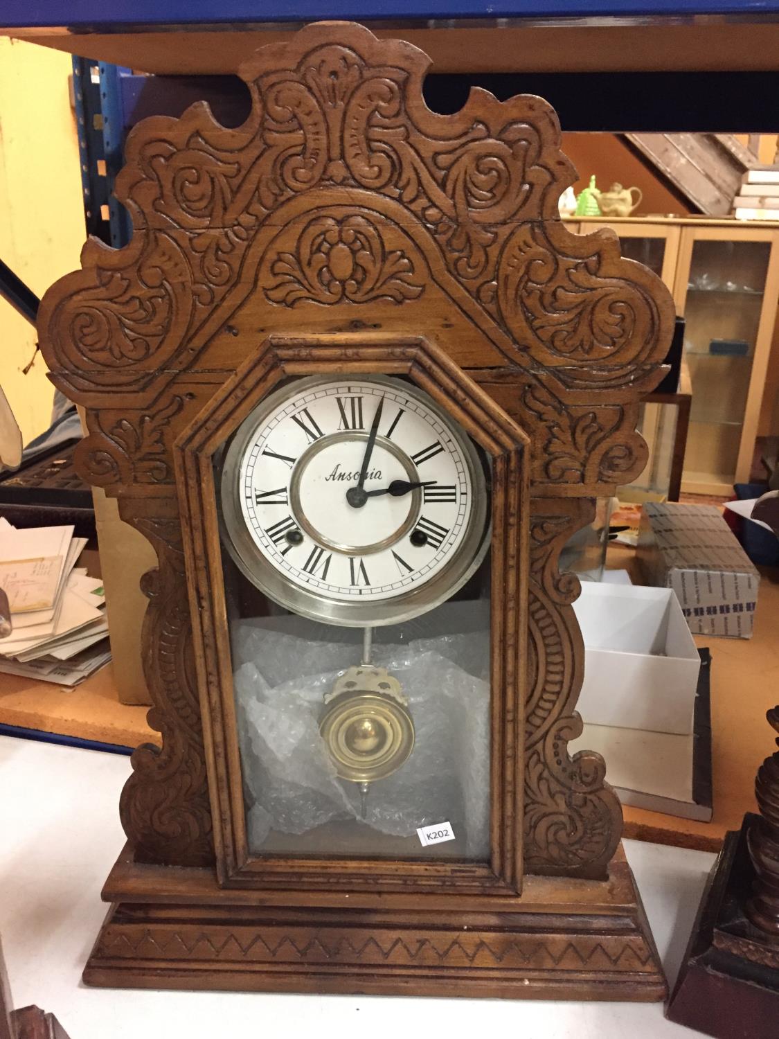 A VINTAGE AMERICAN GOTHIC STYLE CLOCK IN A WOODEN AND GLASS CASE WITH A BUTTERFLY PATTERN ON THE - Image 3 of 8